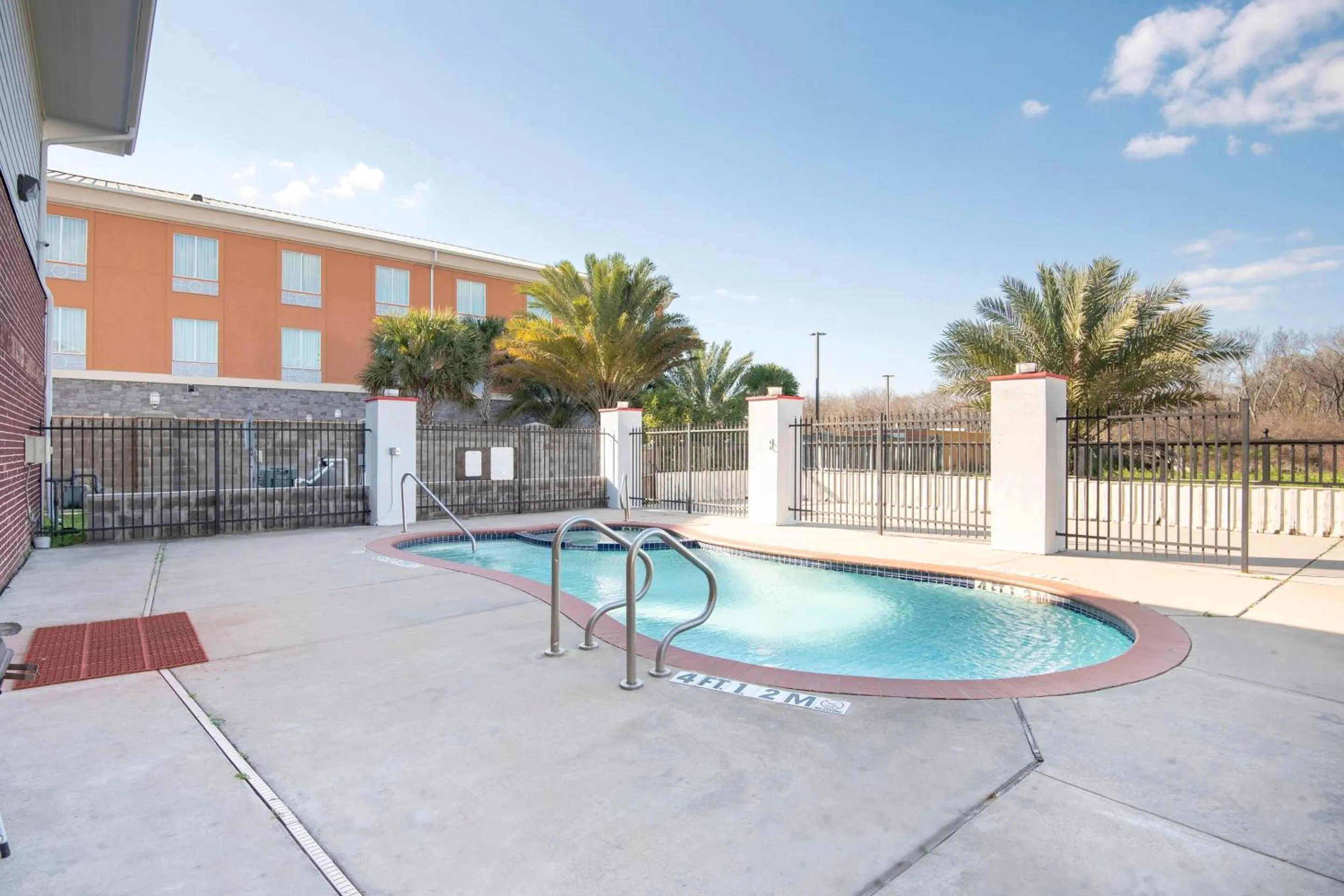 Swimming pool in OYO Townhouse Clute Lake Jackson