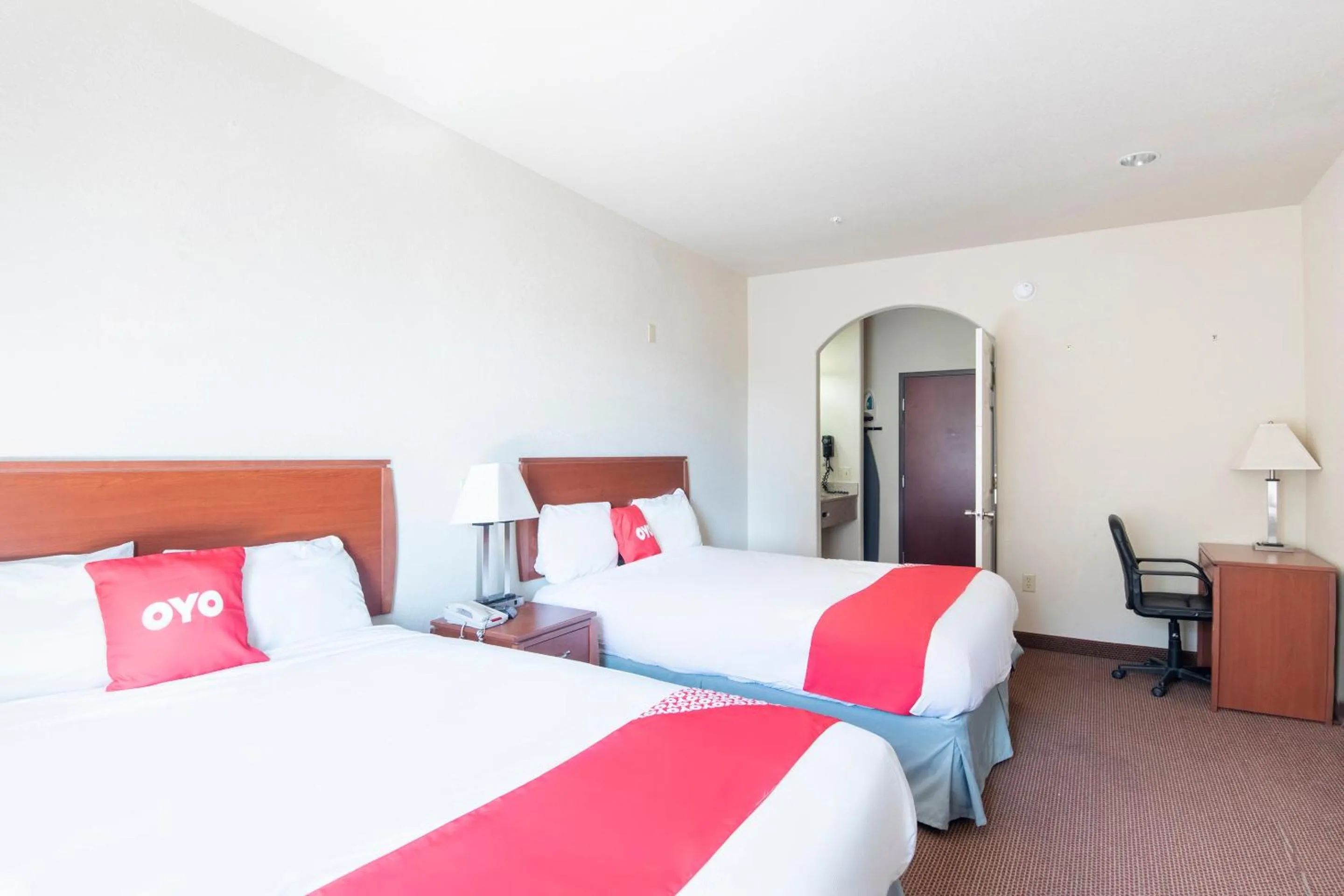 Bedroom, Bed in OYO Townhouse Clute Lake Jackson