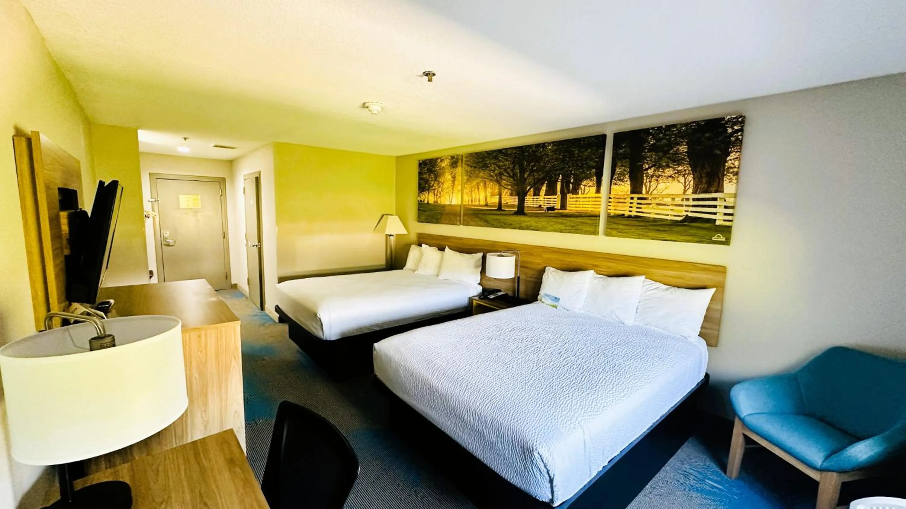 Photo of the whole room, Bed in Days Inn & Suites by Wyndham Wynne