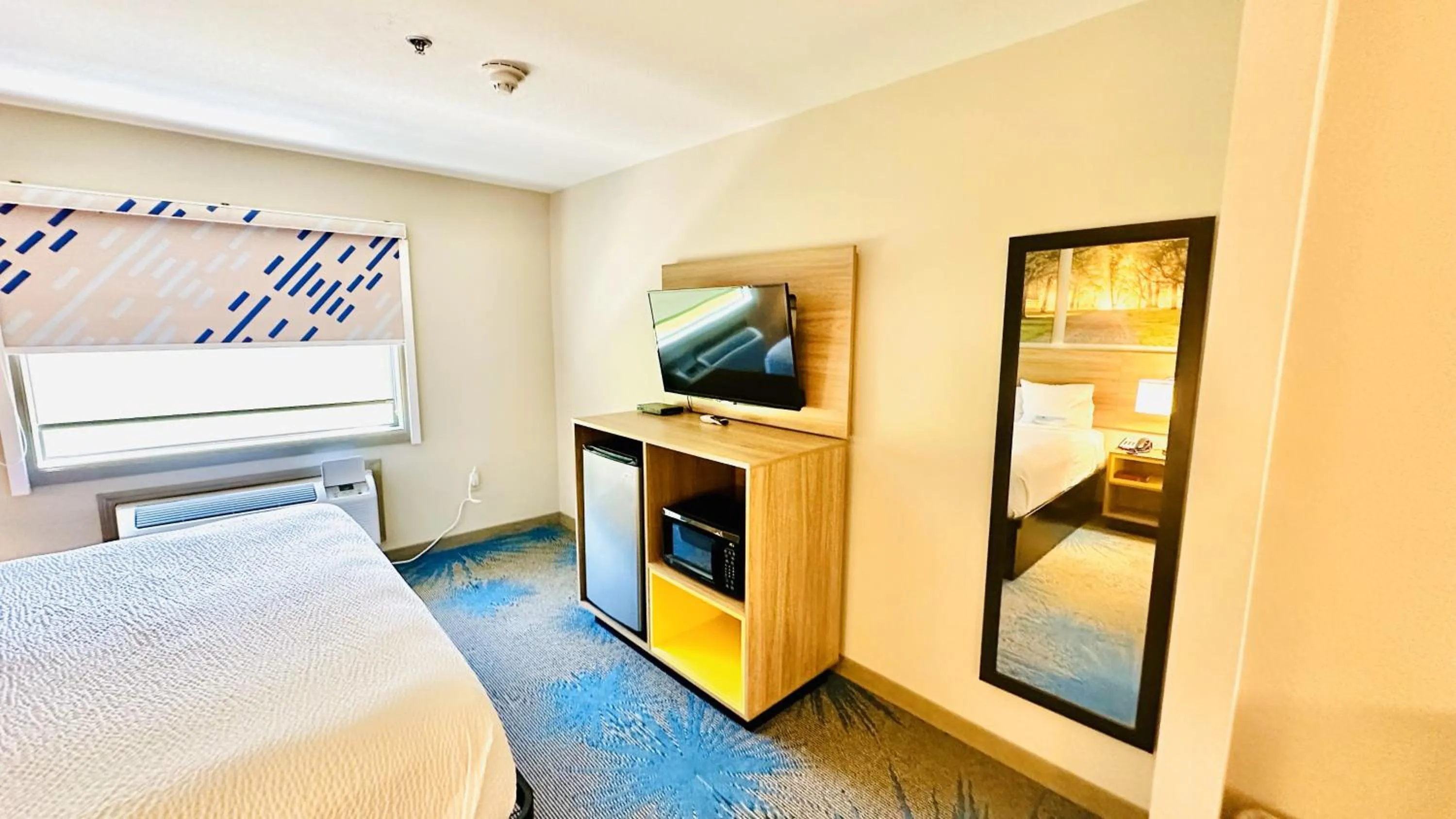 Bedroom, Bed in Days Inn & Suites by Wyndham Wynne