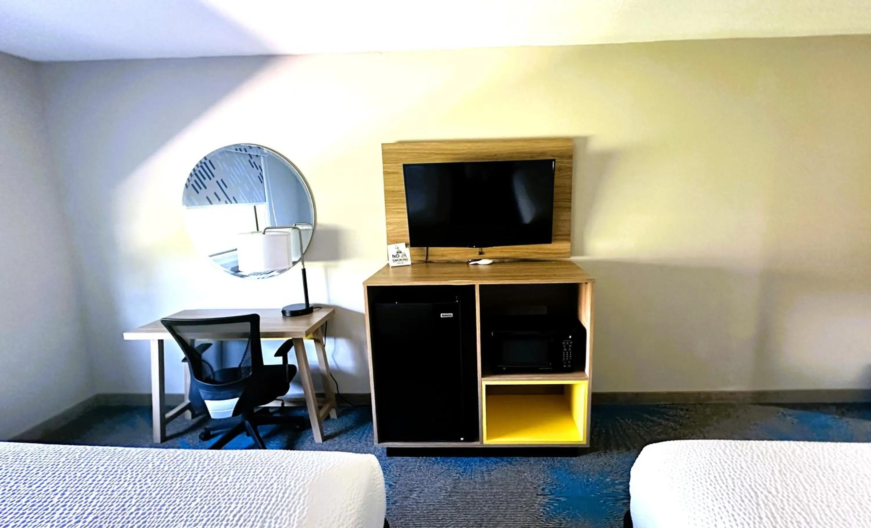 Bedroom, Bed in Days Inn & Suites by Wyndham Wynne