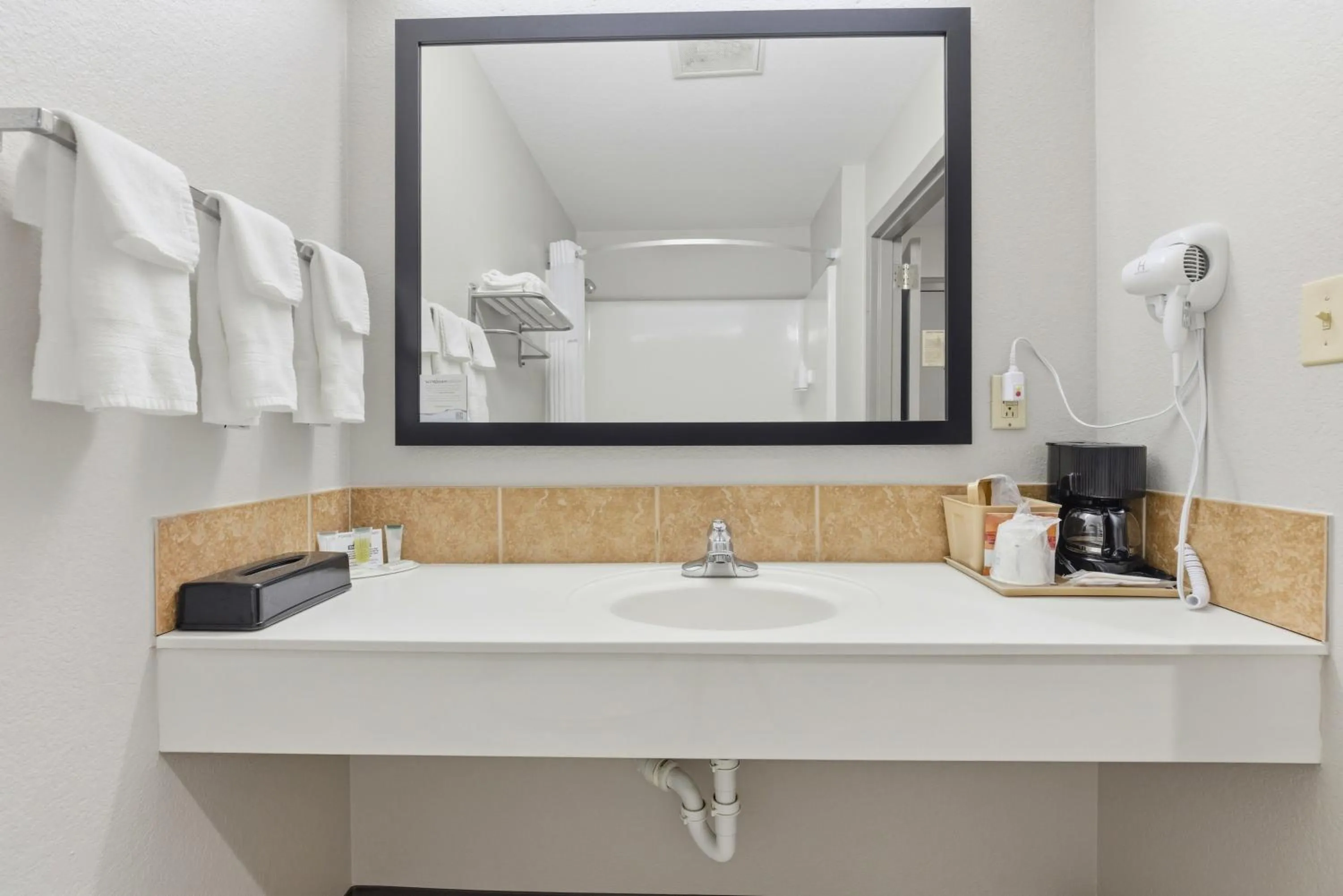 Bathroom in Days Inn & Suites by Wyndham Wynne