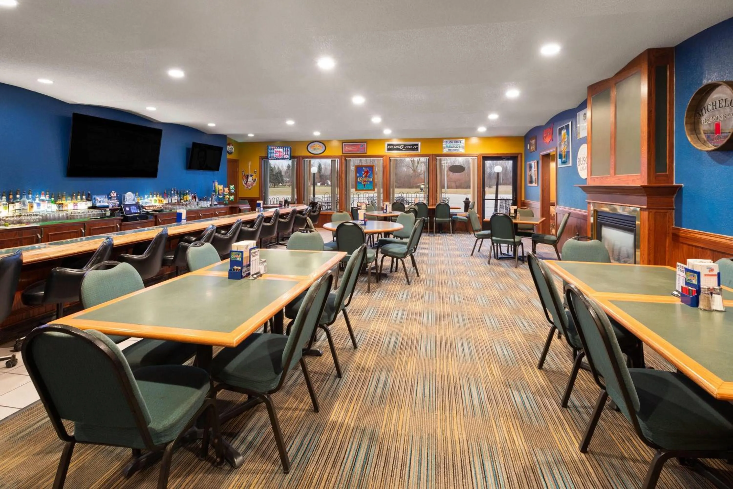 Lounge or bar in Days Inn by Wyndham Bad Axe