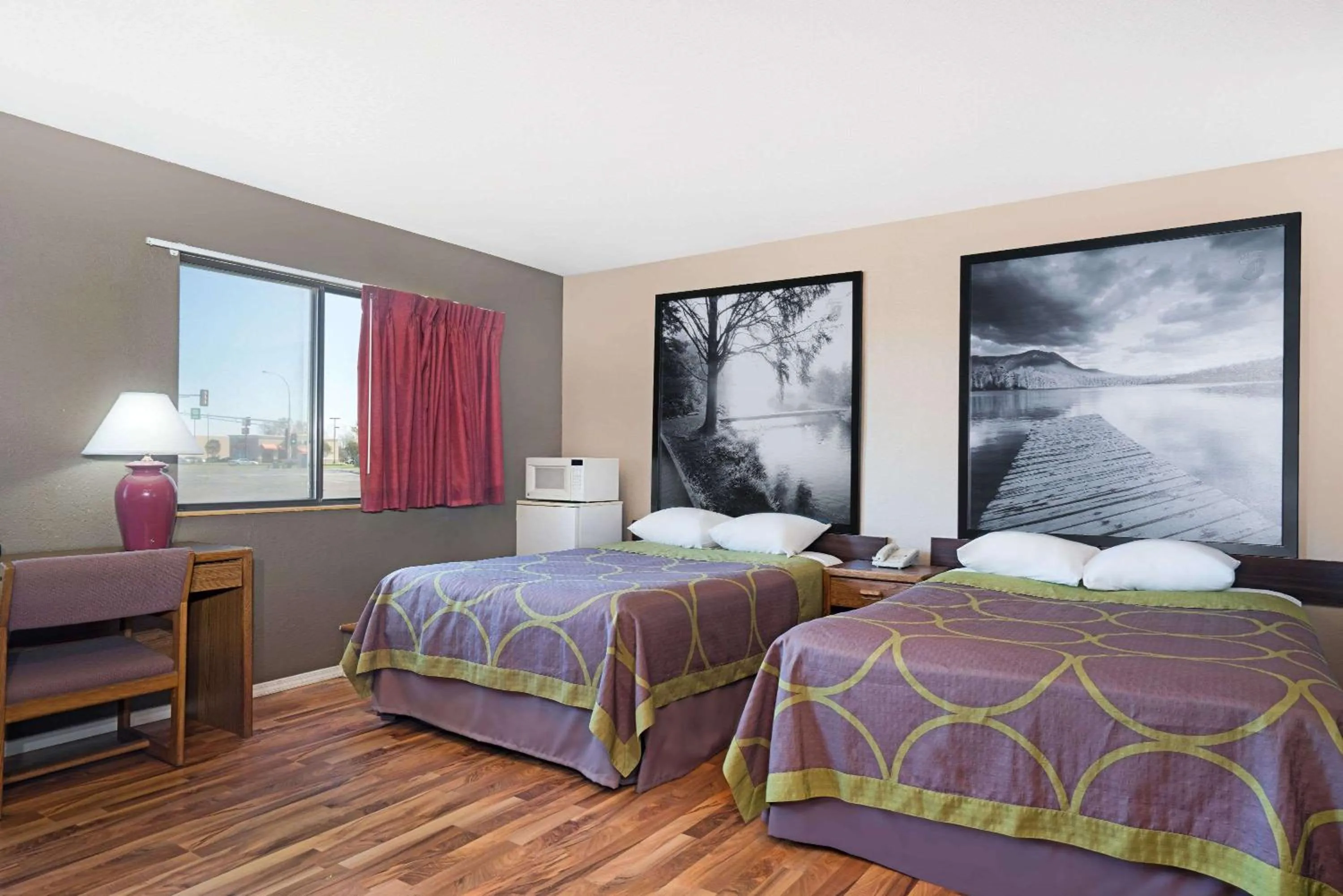 Photo of the whole room, Bed in Super 8 by Wyndham Marshall MN