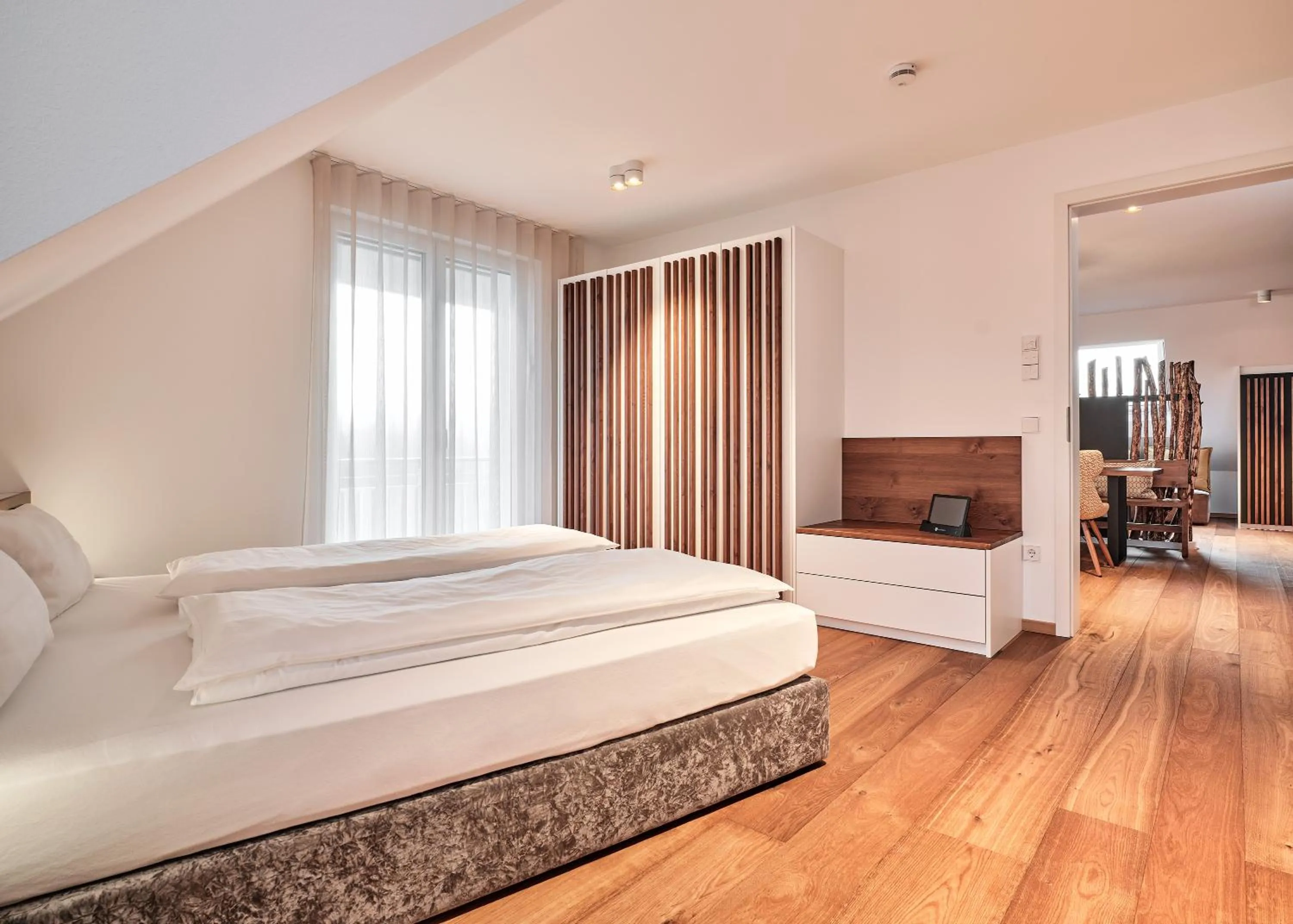 Photo of the whole room, Bed in WaldFunkeln LODGE