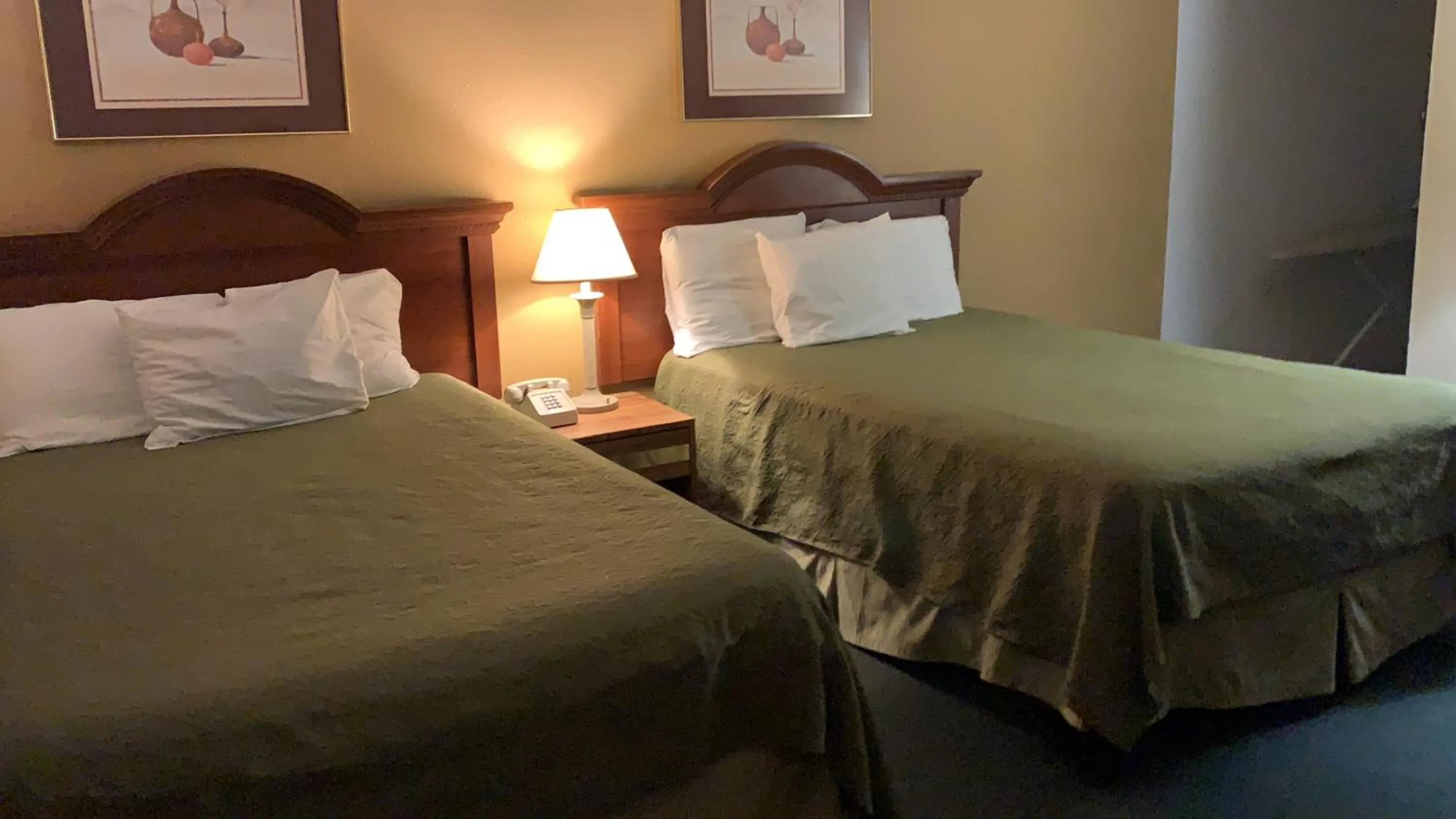 Bed in La Vista Inn