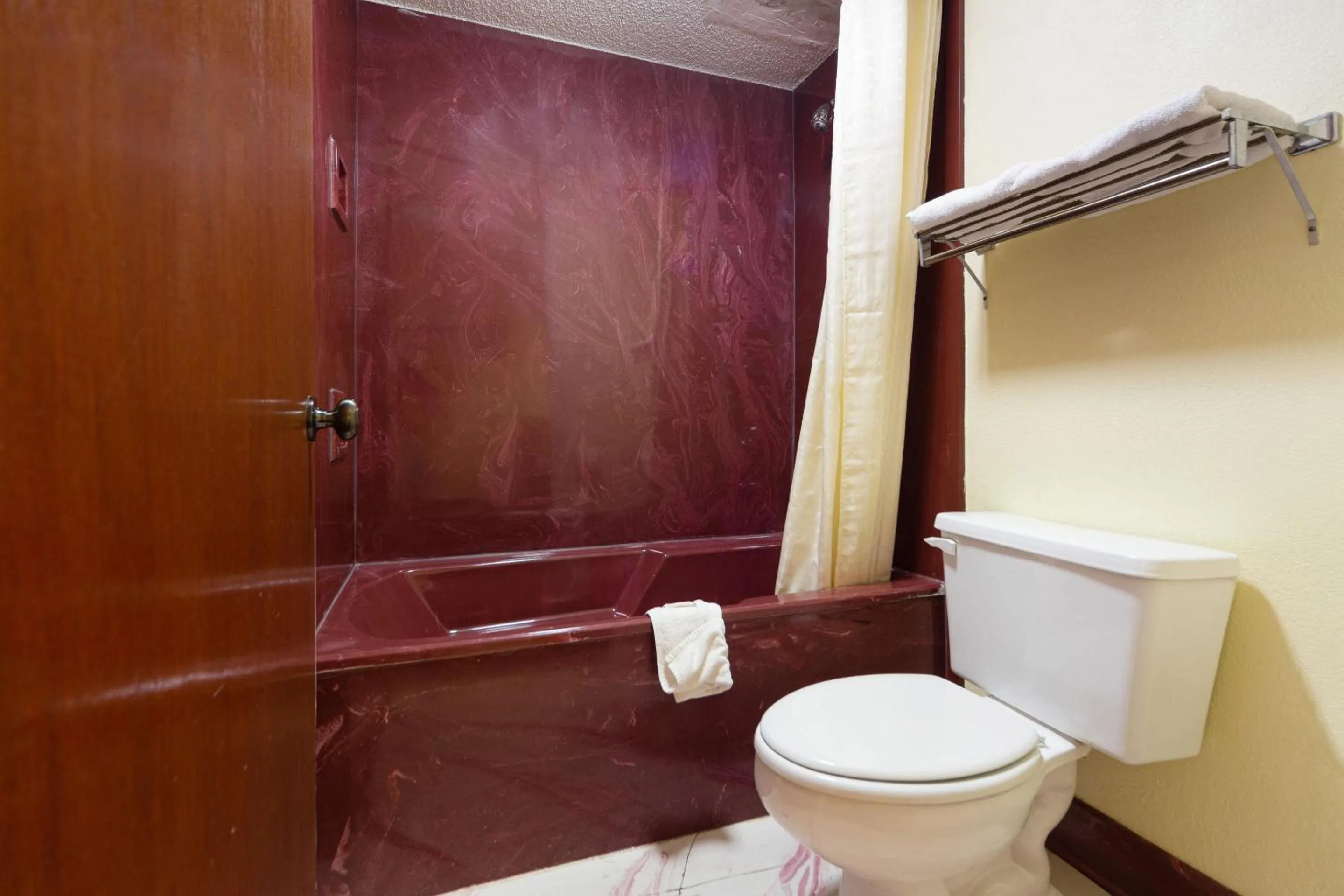 Bathroom in Days Inn by Wyndham Atmore