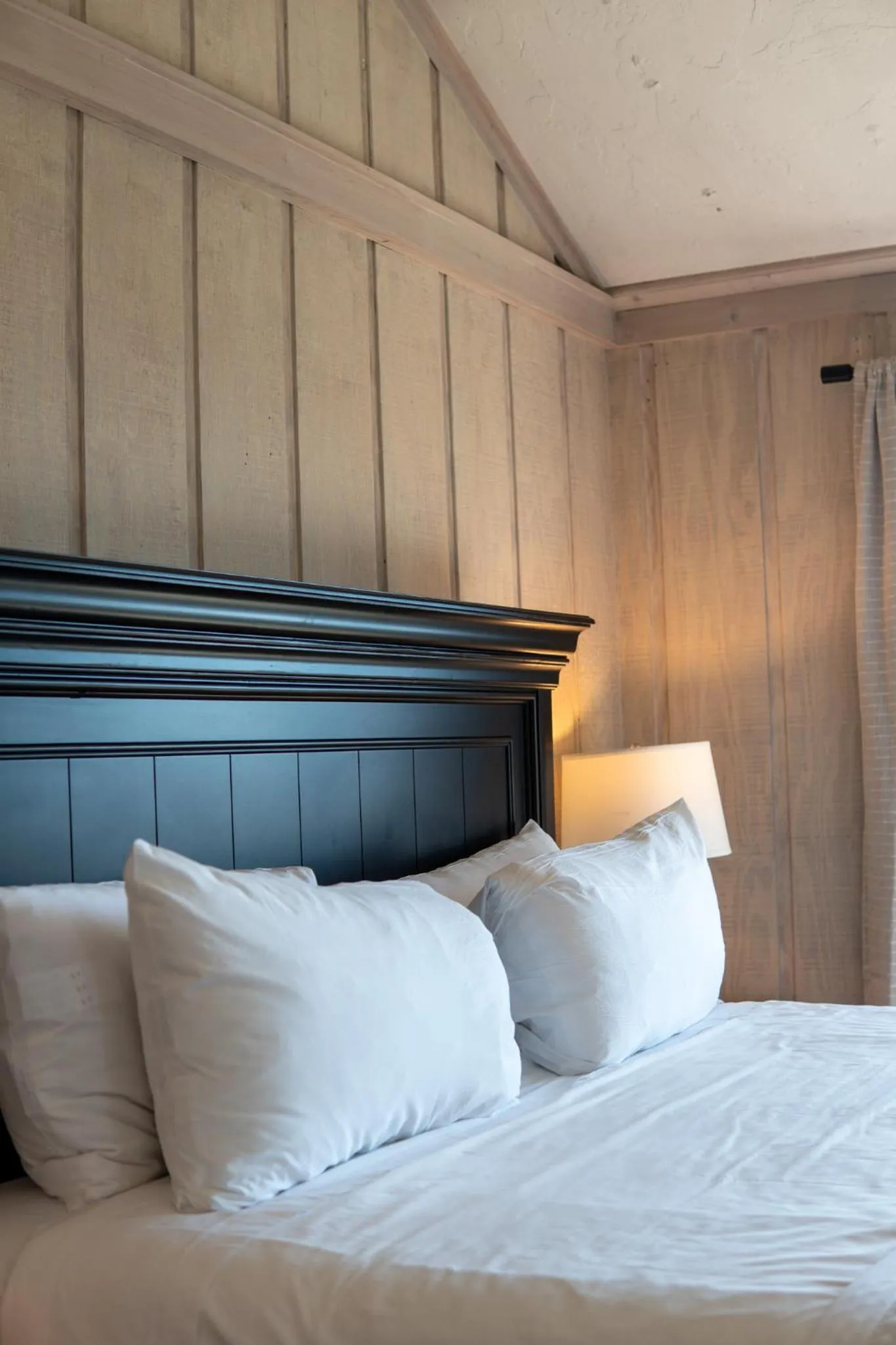 Bed in Inn at Crestwood