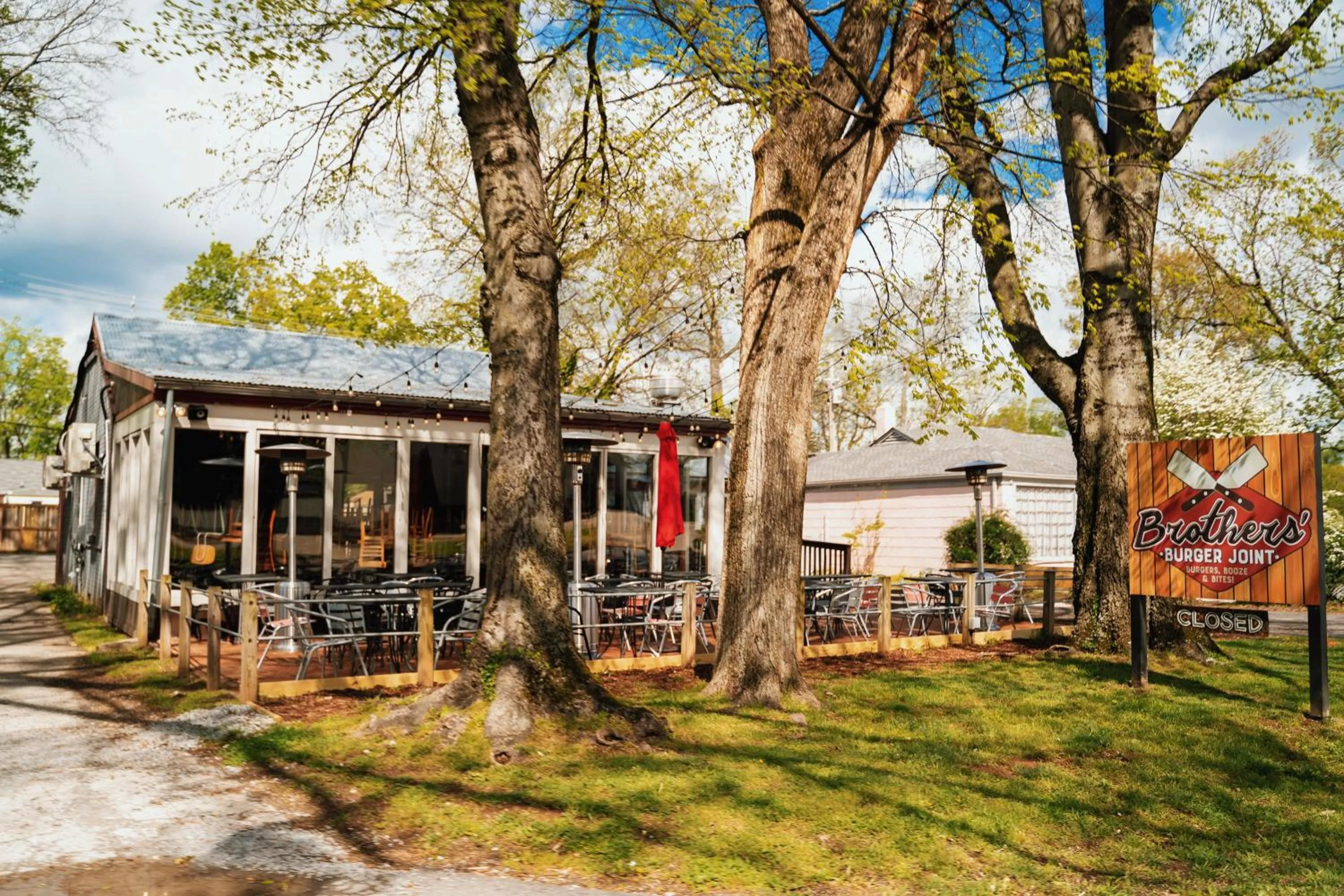 Neighbourhood in The Iris Motel