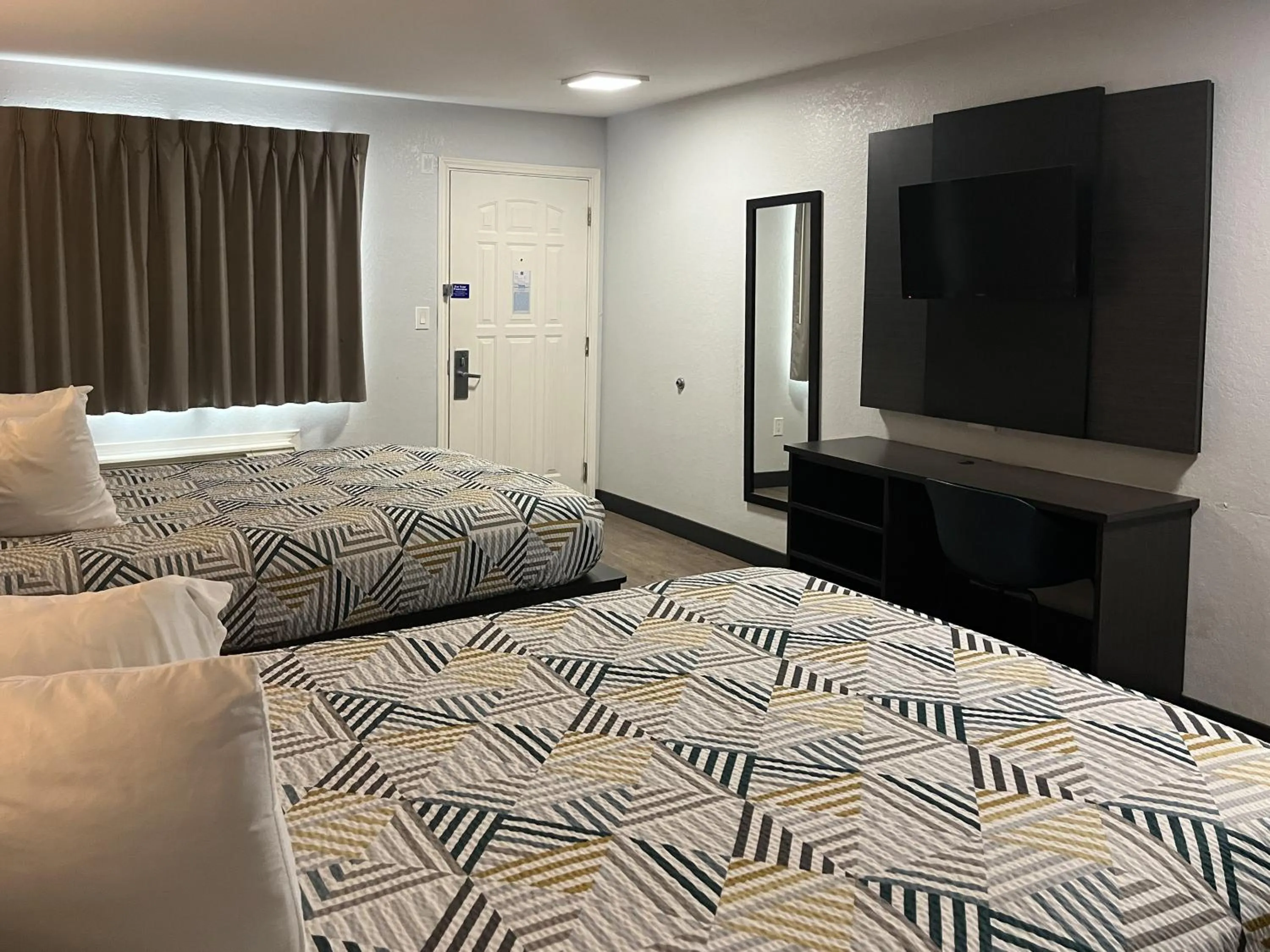 TV and multimedia, Bed in Motel 6 Seguin TX