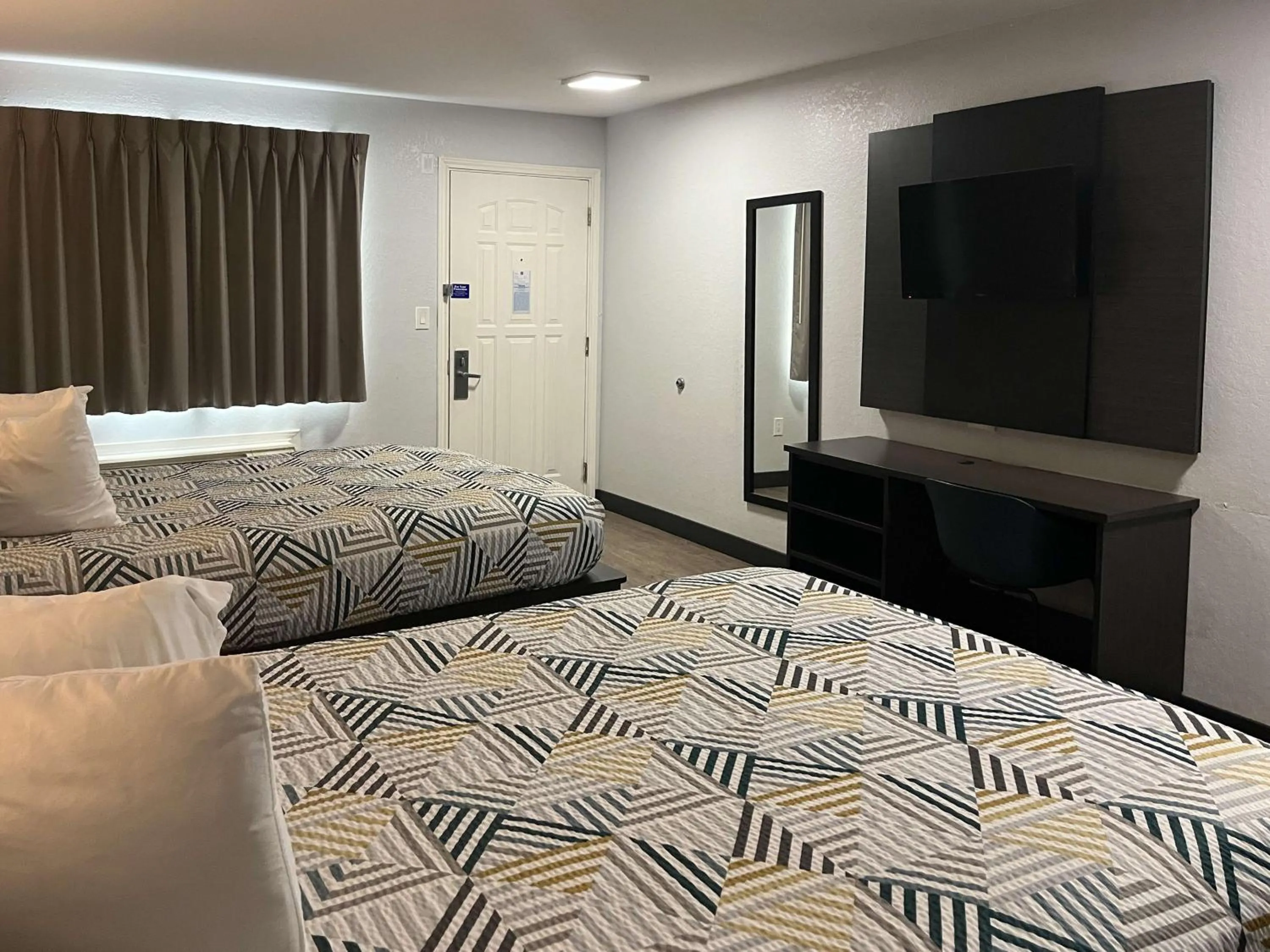 TV and multimedia, Bed in Motel 6 Seguin TX