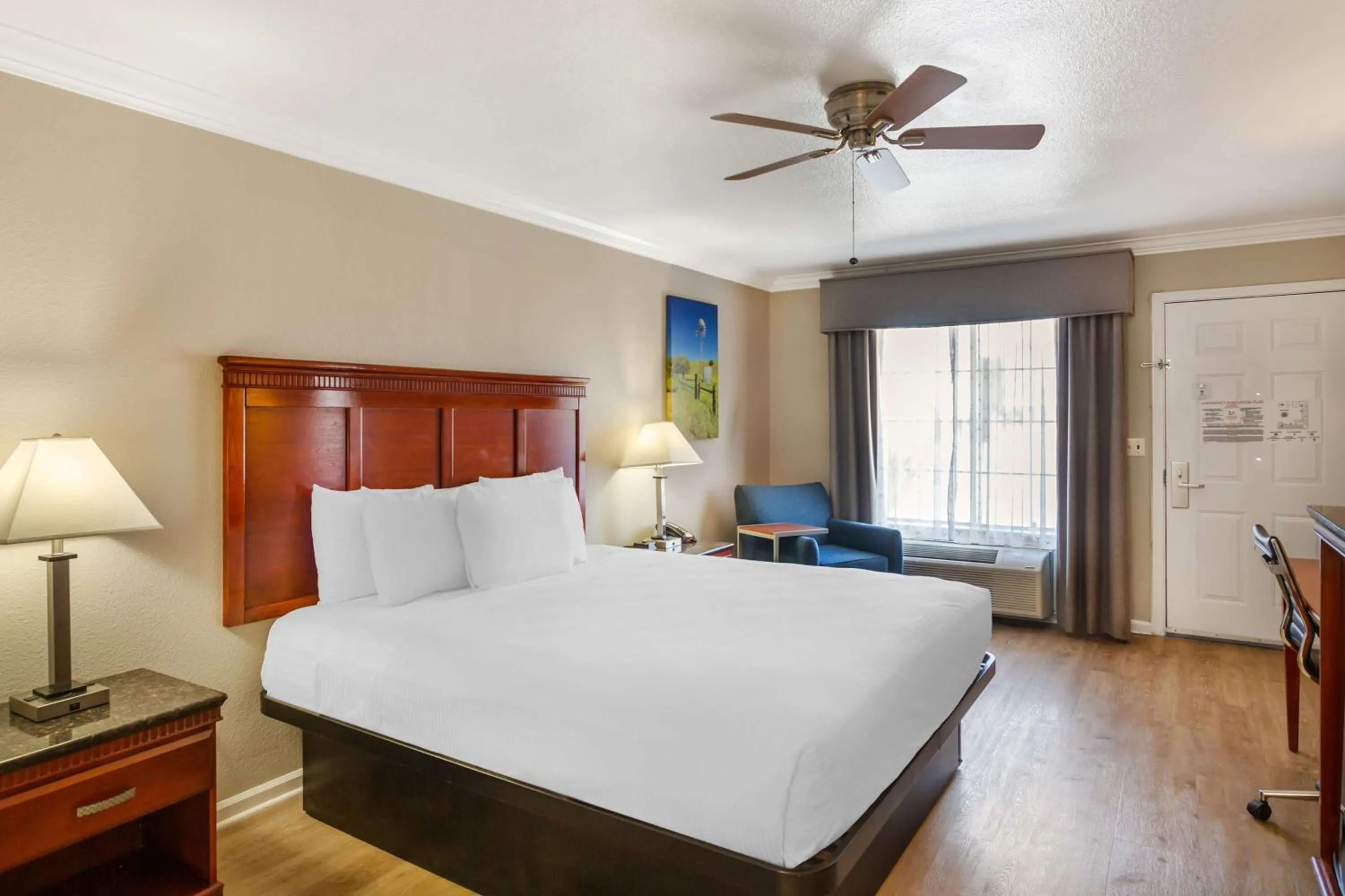 Bedroom, Bed in Best Western Heritage Inn