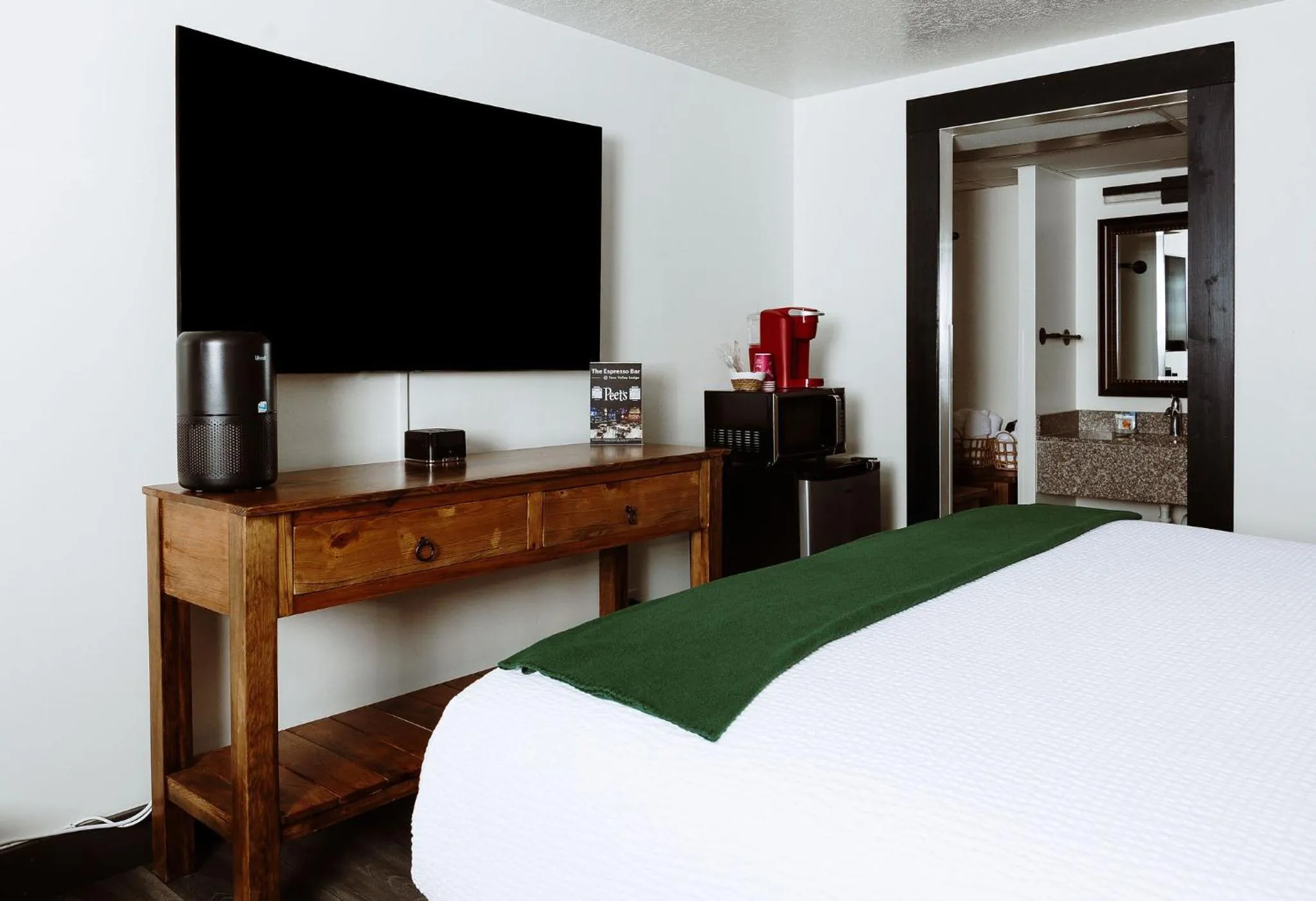 Bedroom, Bed in Taos Valley Lodge