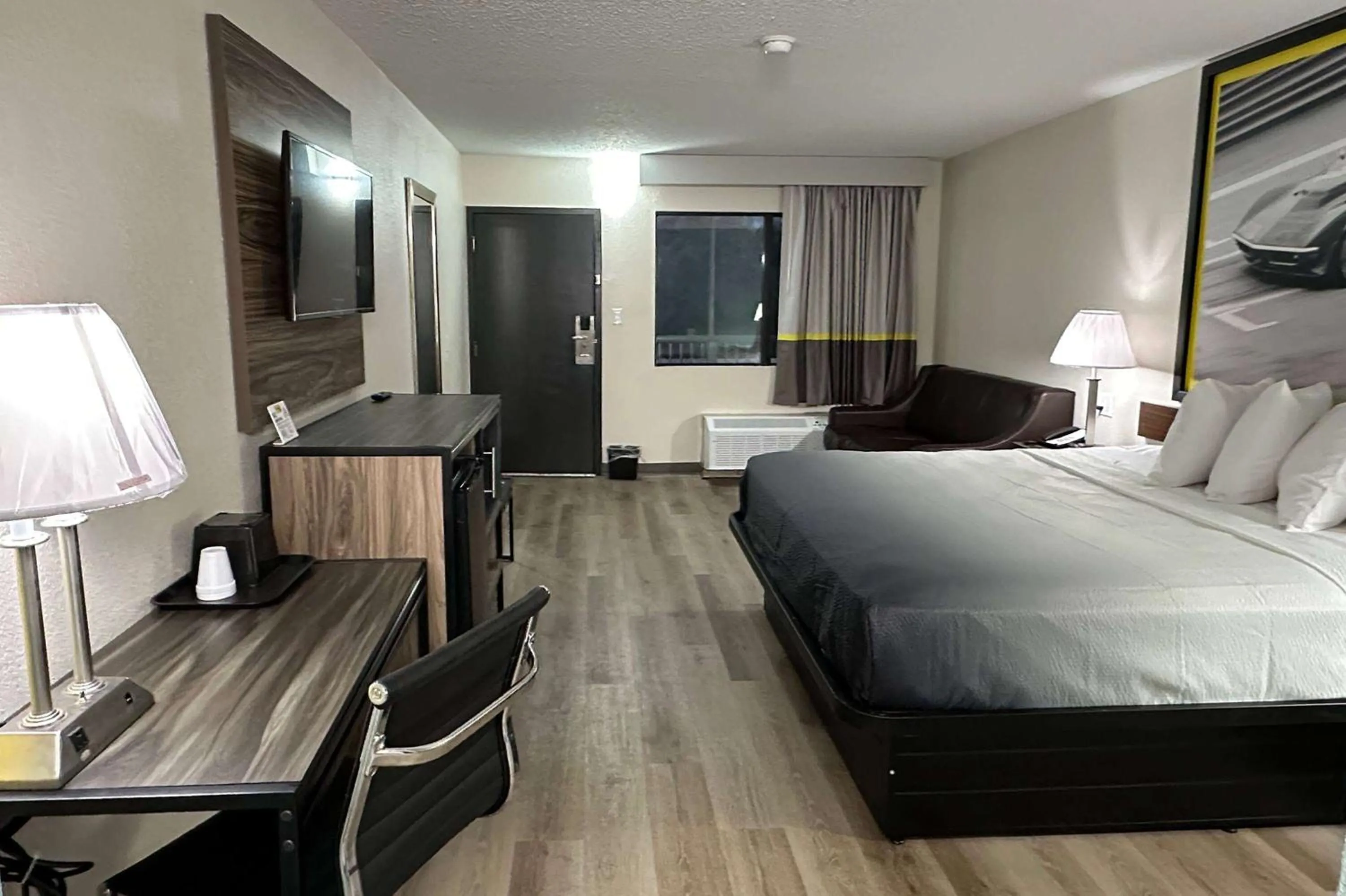 Photo of the whole room in Super 8 by Wyndham Kannapolis