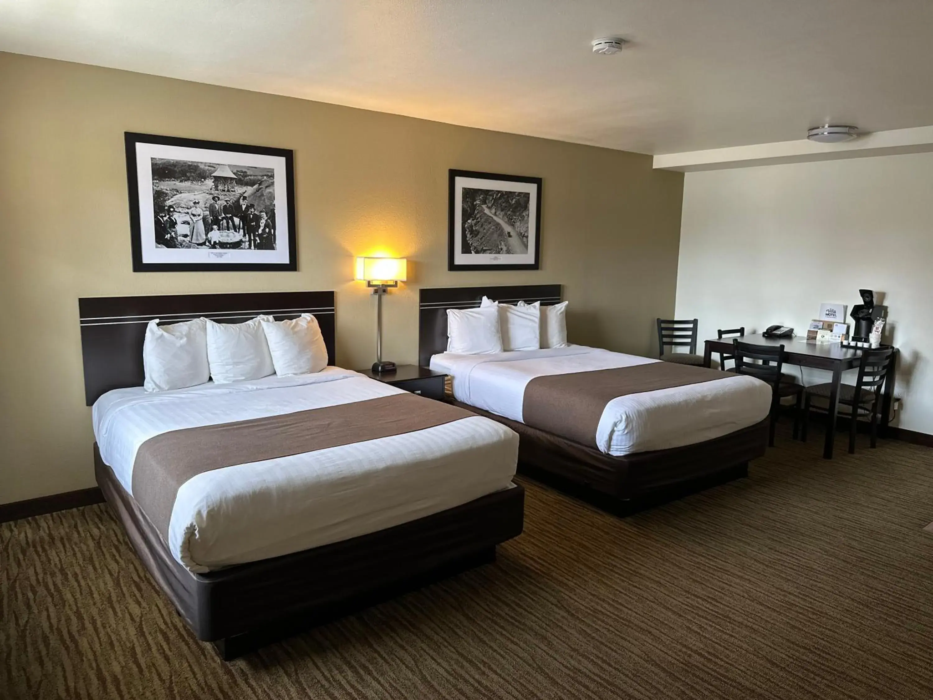 Deluxe Queen Room in Villa Motel at Manitou Springs Deluxe Queen Room in Villa Motel at Manitou Springs