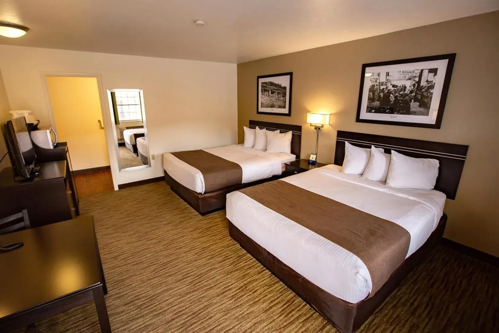 Queen Room with Two Queen Beds - Non-Smoking in Villa Motel at Manitou Springs Queen Room with Two Queen Beds - Non-Smoking in Villa Motel at Manitou Springs