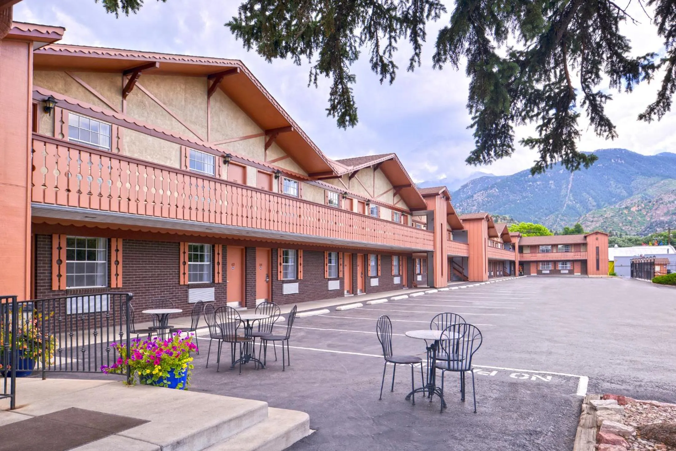 Property building in Villa Motel at Manitou Springs