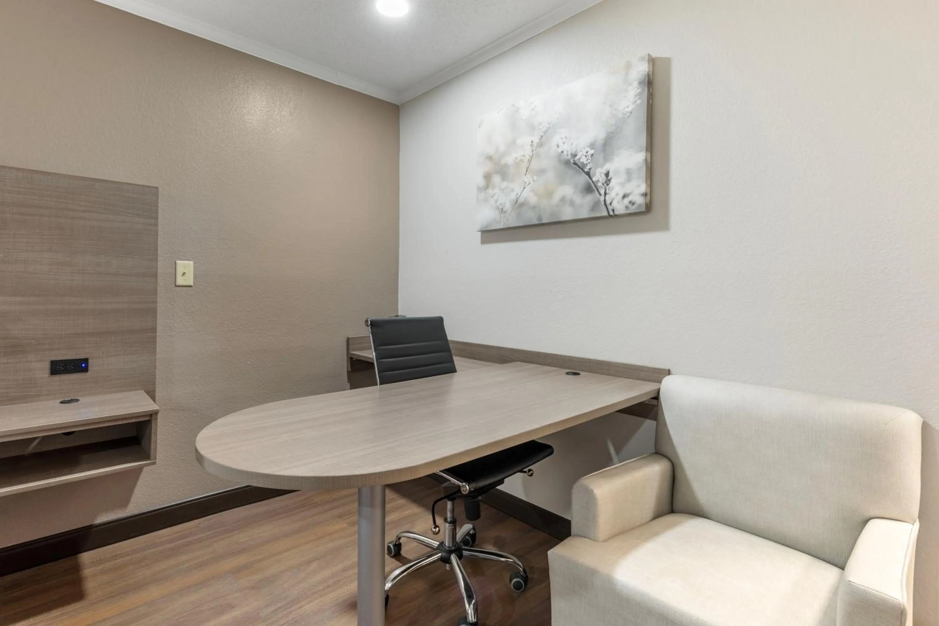 Bedroom in Red Roof Inn Suffolk