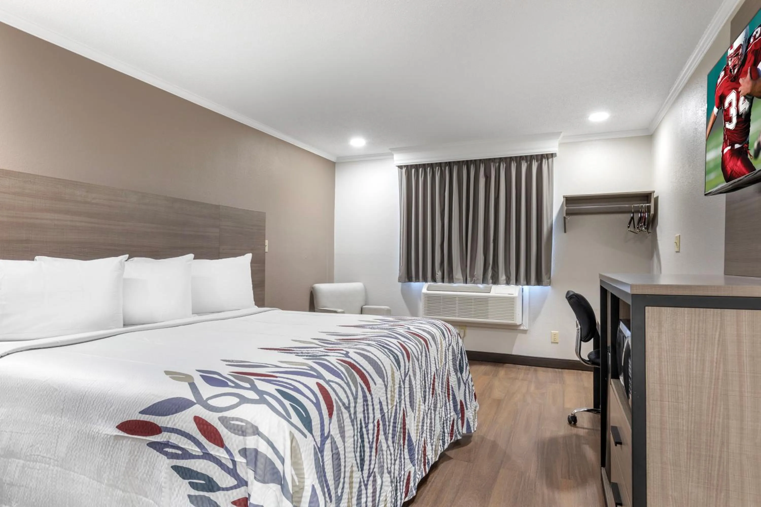 Bedroom, Bed in Red Roof Inn Suffolk