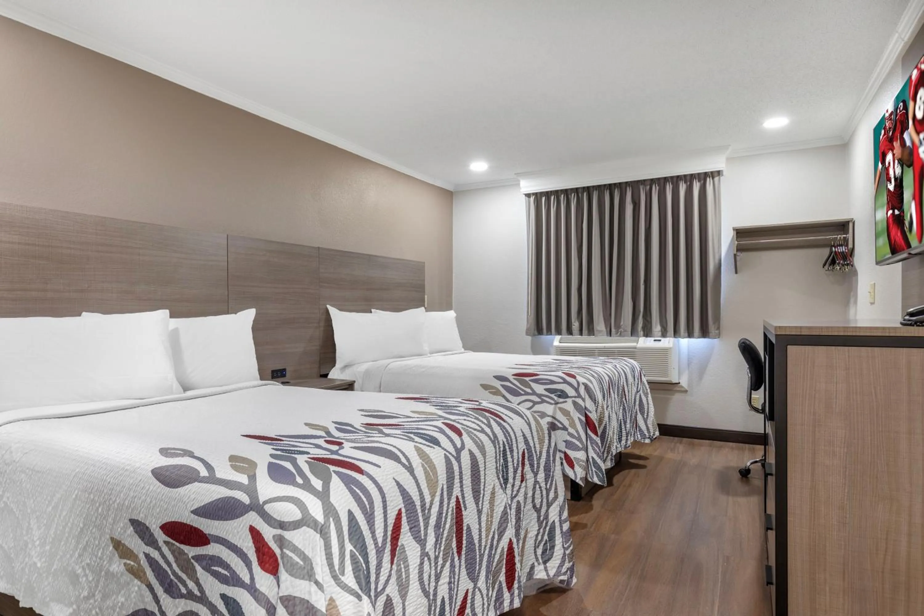 Bedroom, Bed in Red Roof Inn Suffolk