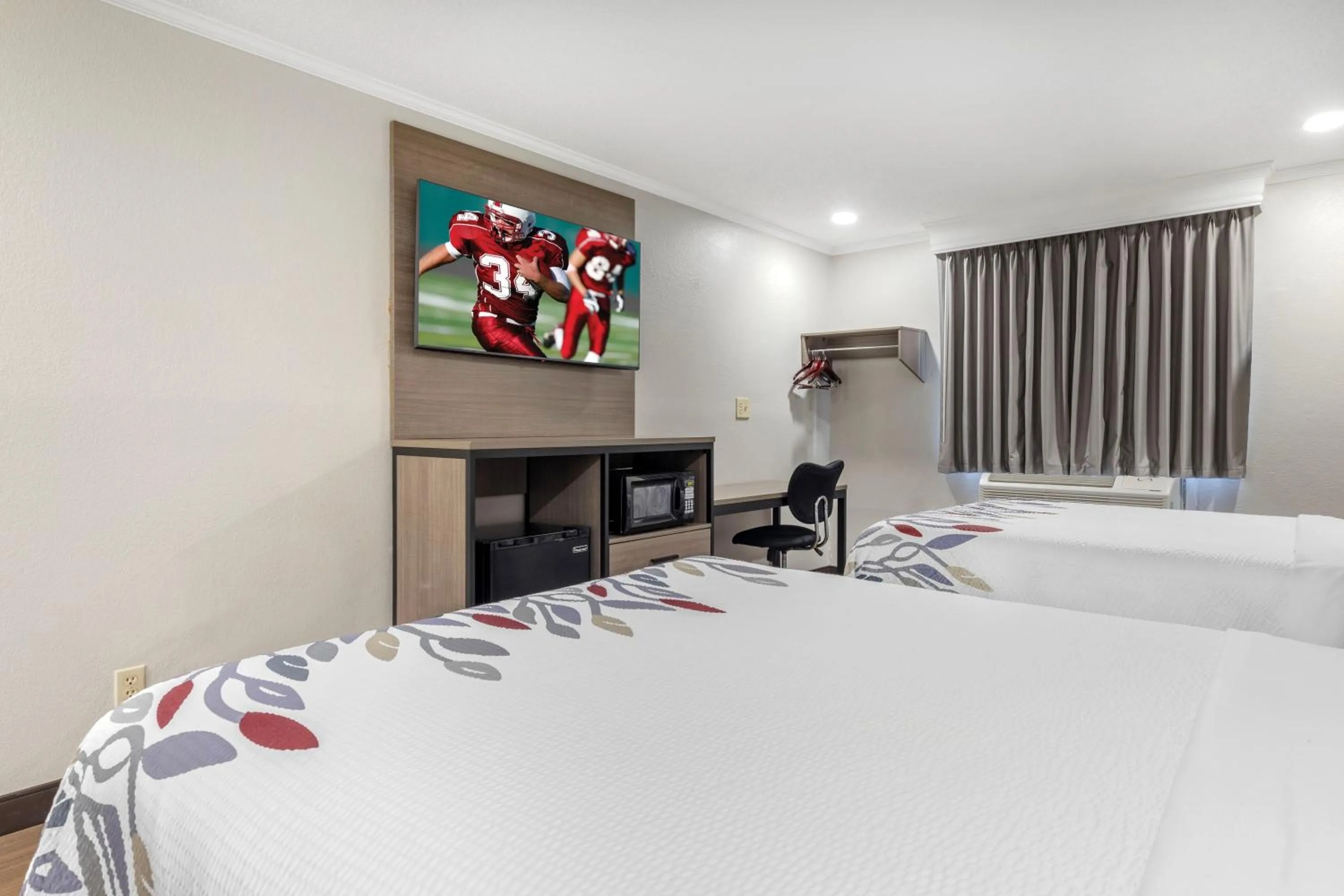 Bedroom, Bed in Red Roof Inn Suffolk