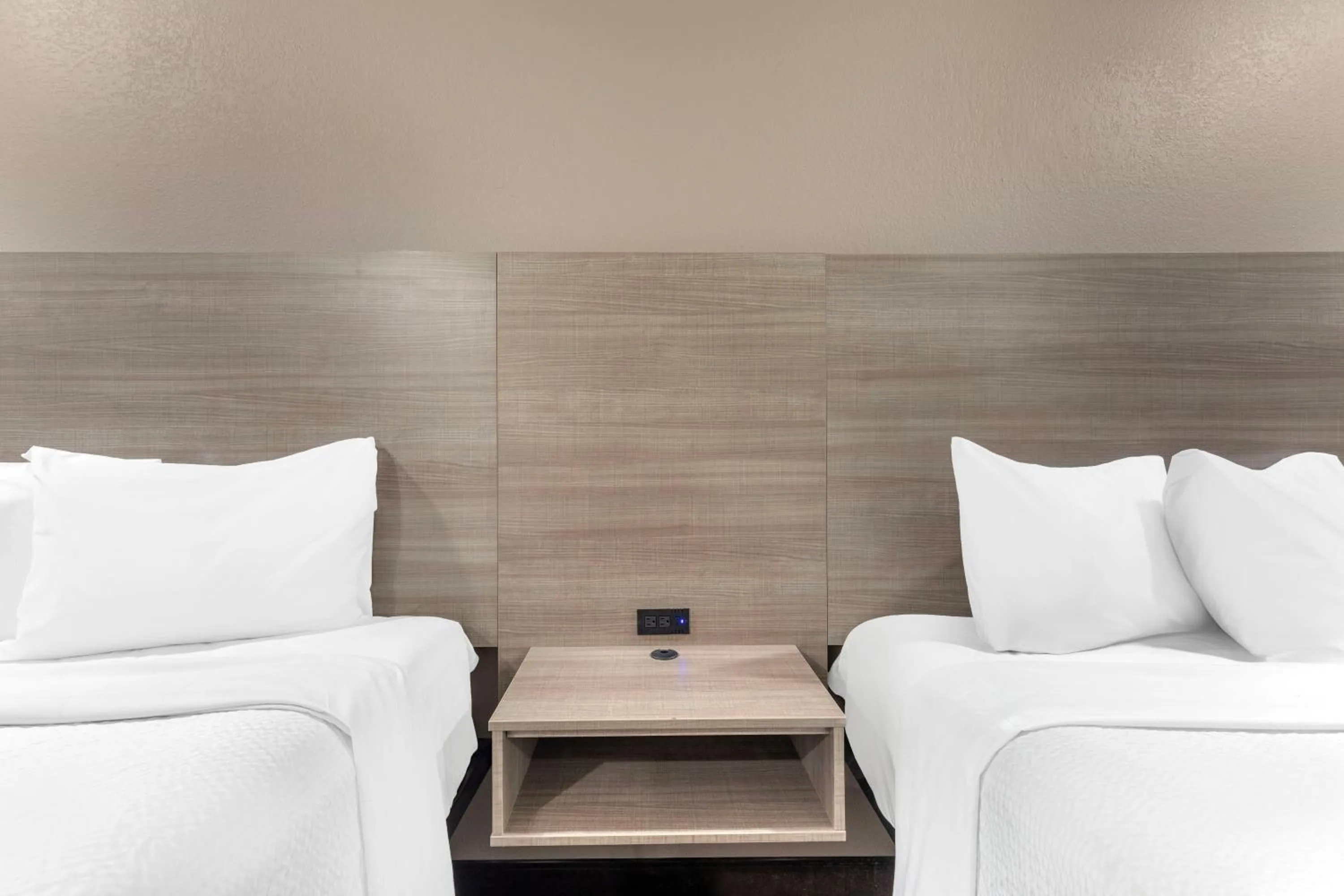 Bedroom, Bed in Red Roof Inn Suffolk