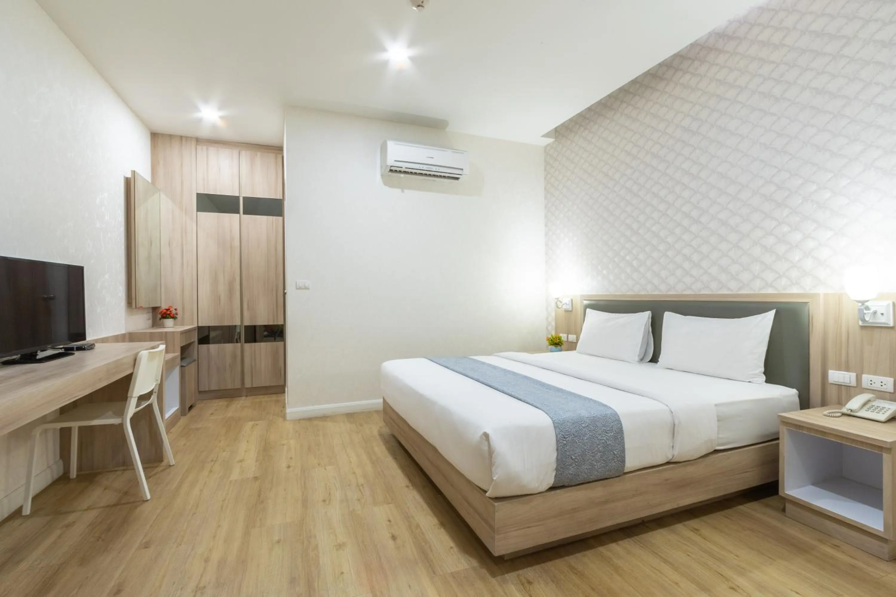 Bedroom, Bed in Leela Orchid Hotel