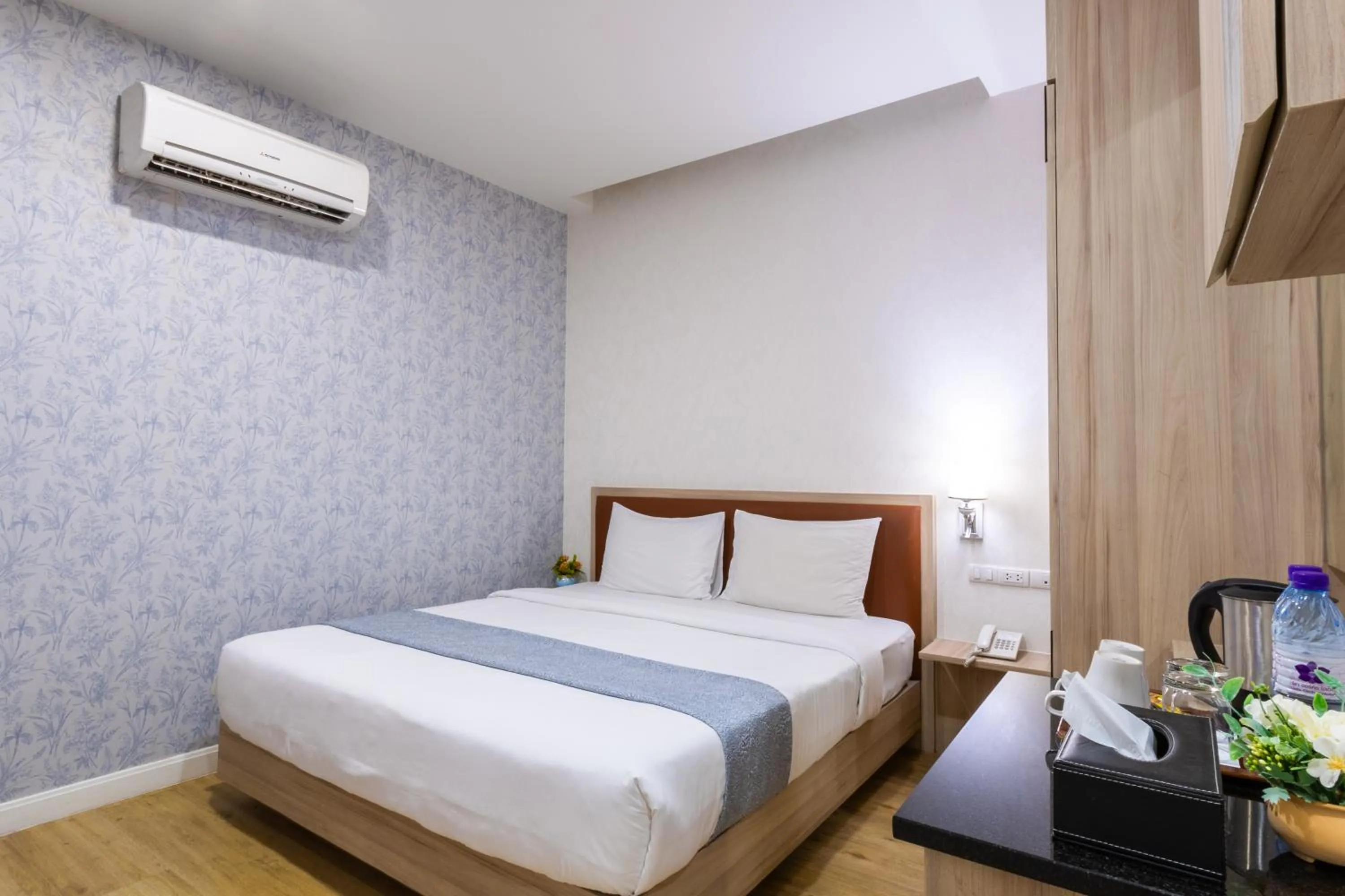 Bedroom, Bed in Leela Orchid Hotel