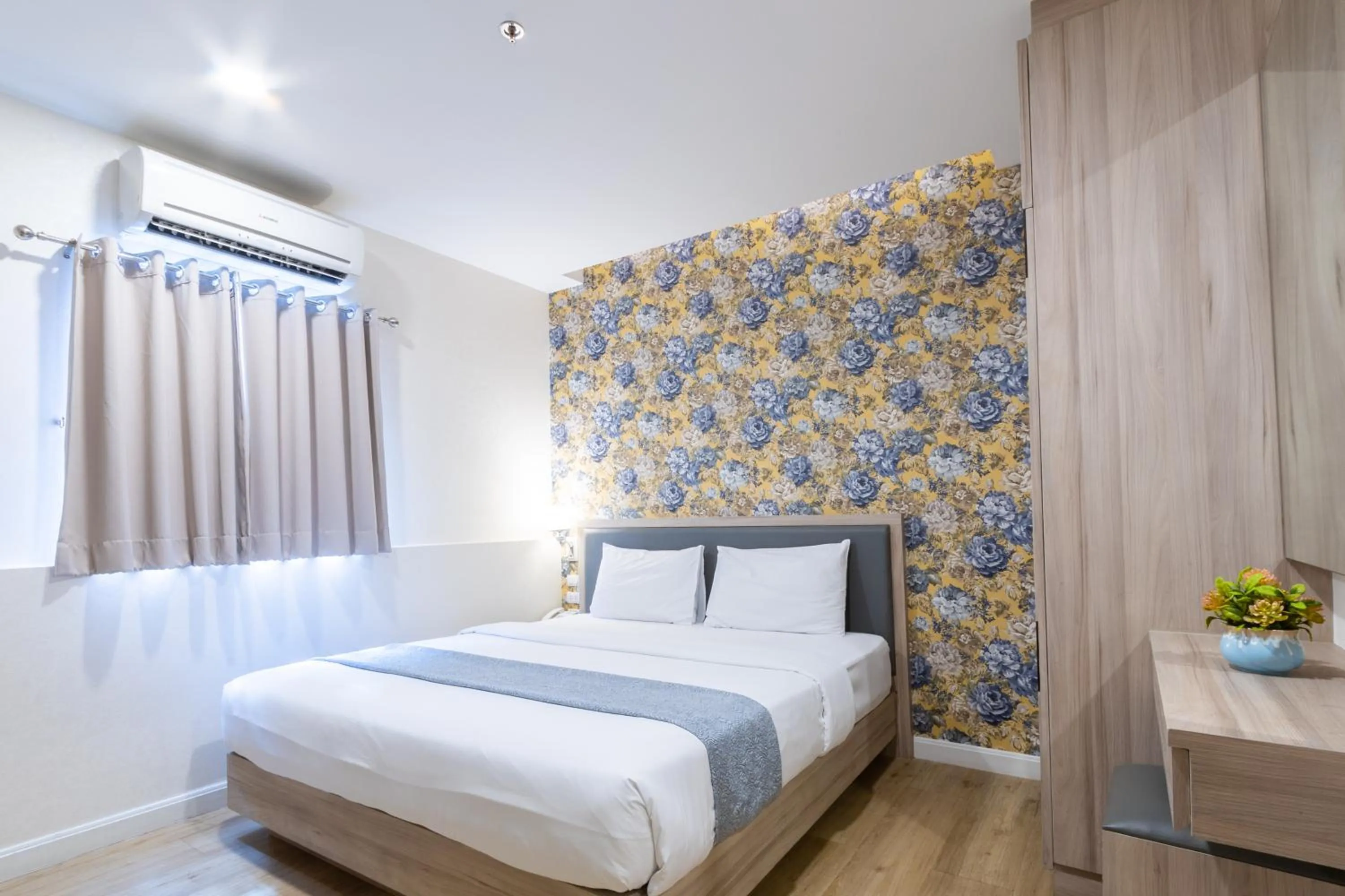 Bedroom, Bed in Leela Orchid Hotel