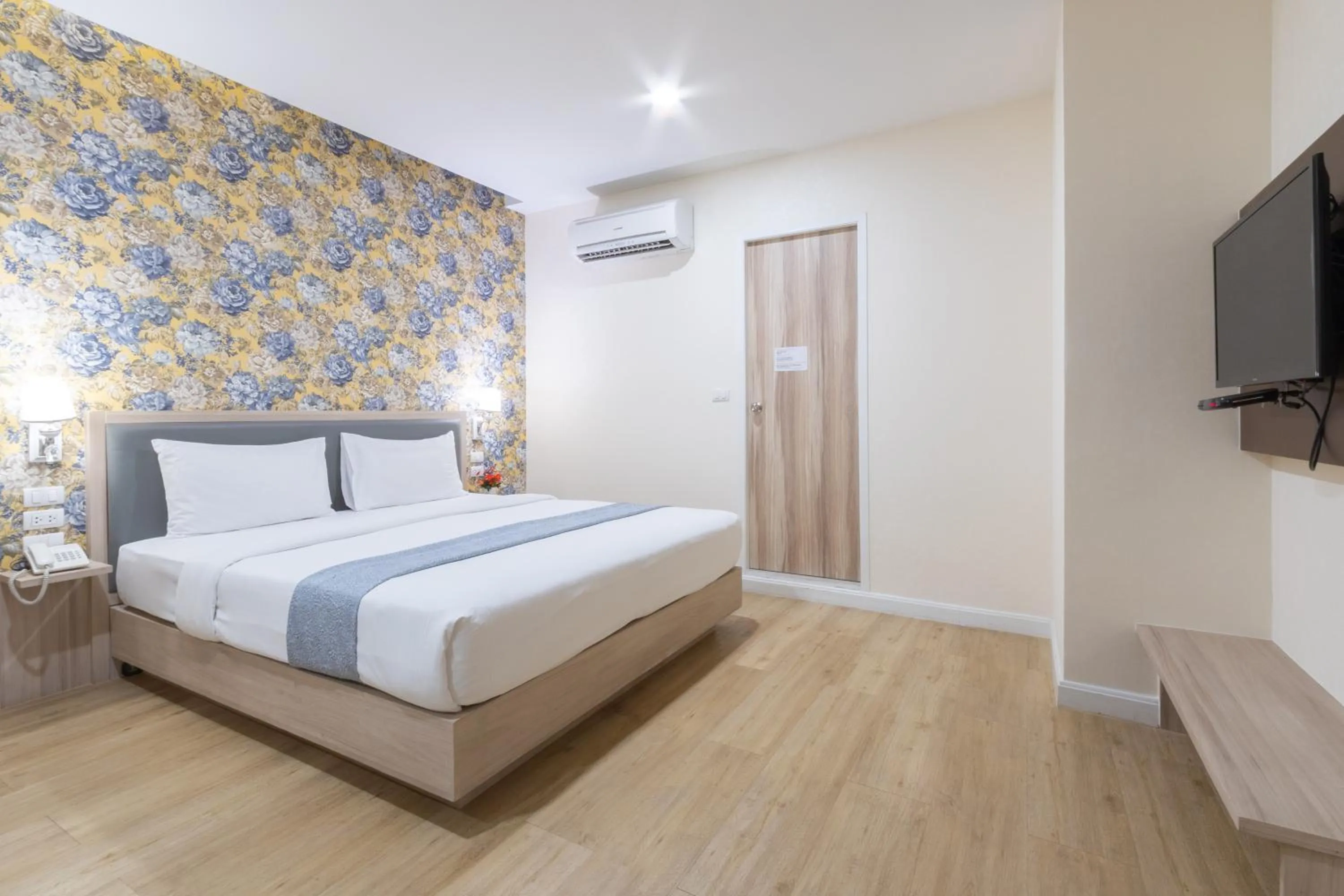 Bedroom, Bed in Leela Orchid Hotel