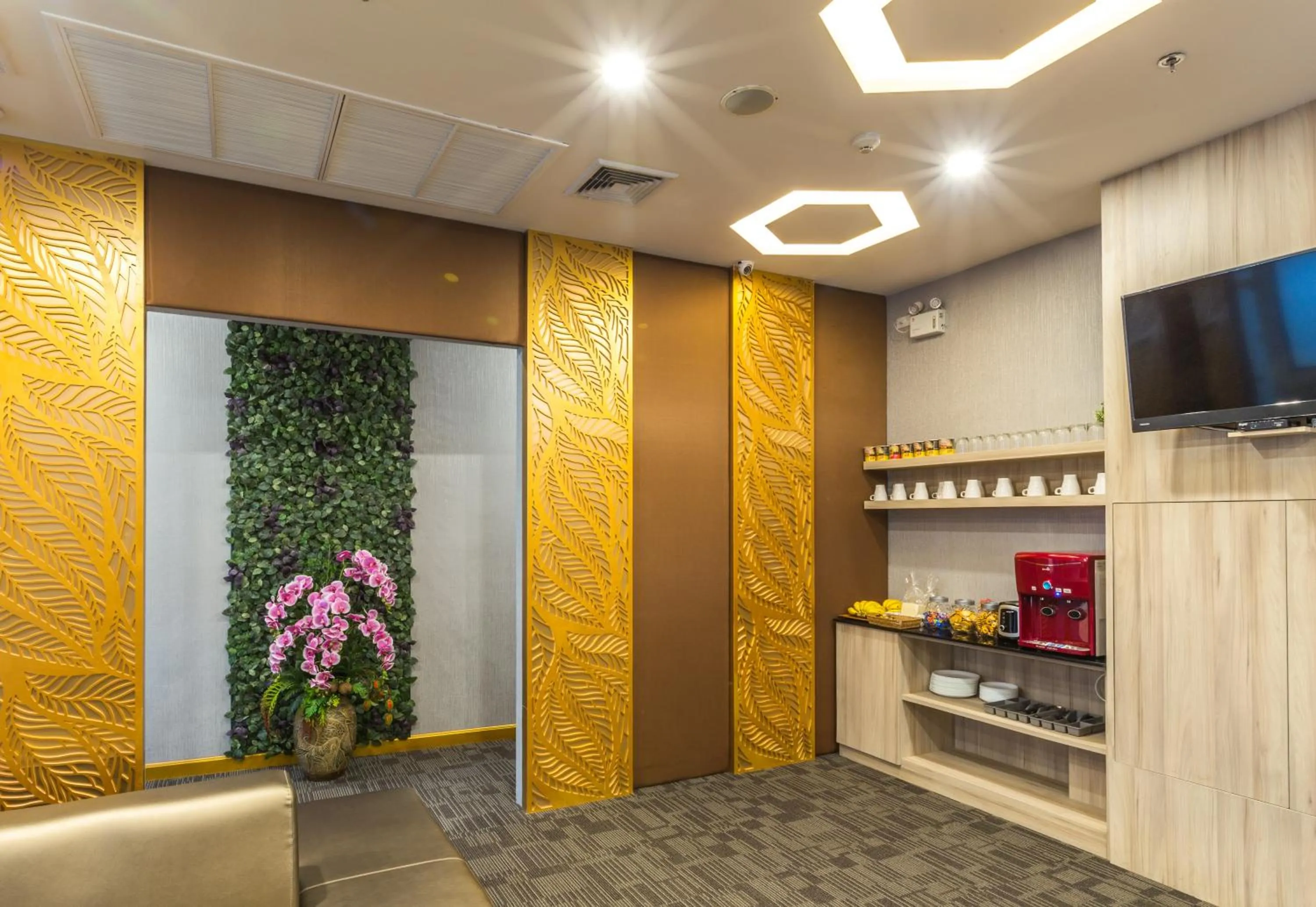 Coffee/tea facilities in Leela Orchid Hotel