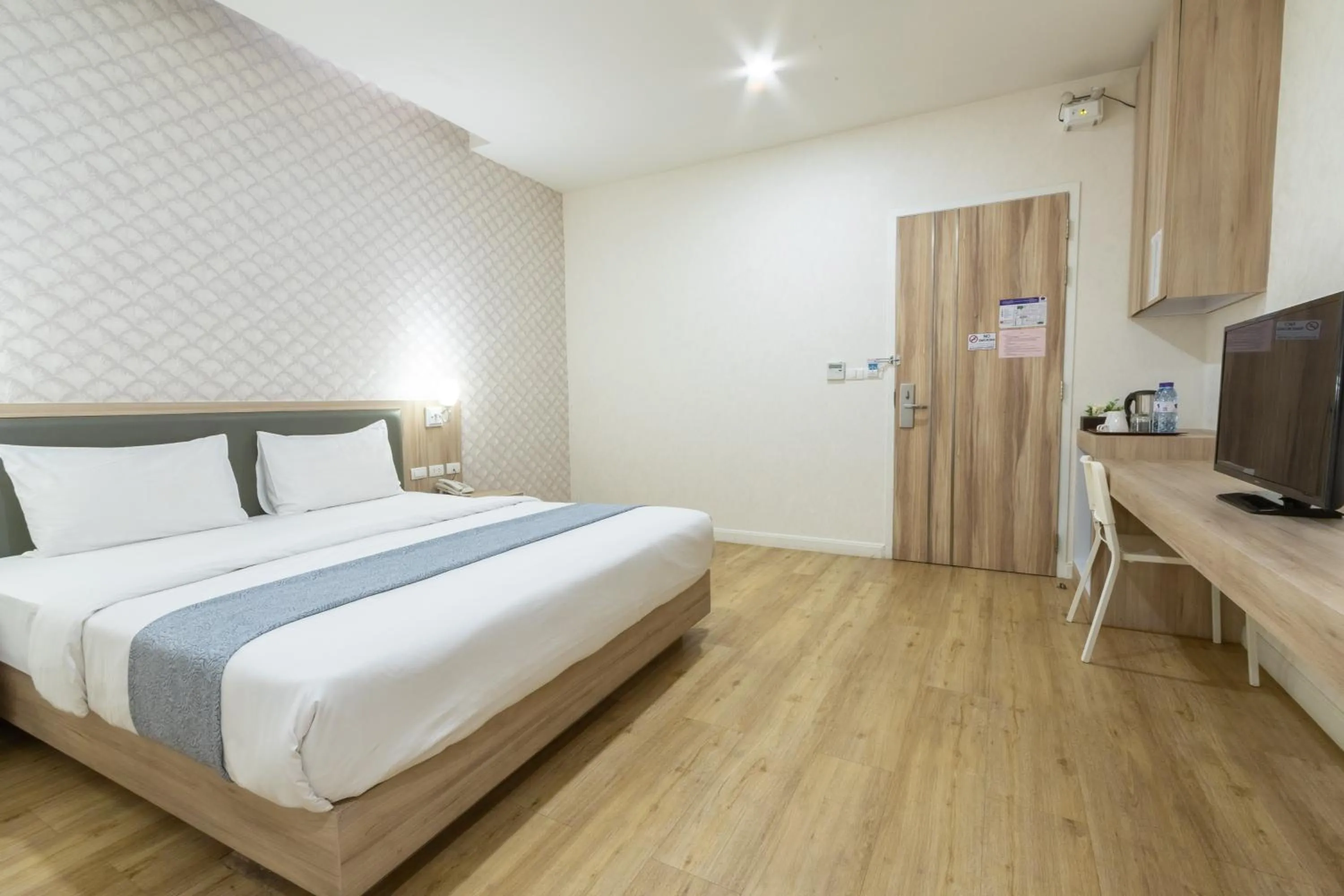 Bedroom, Bed in Leela Orchid Hotel