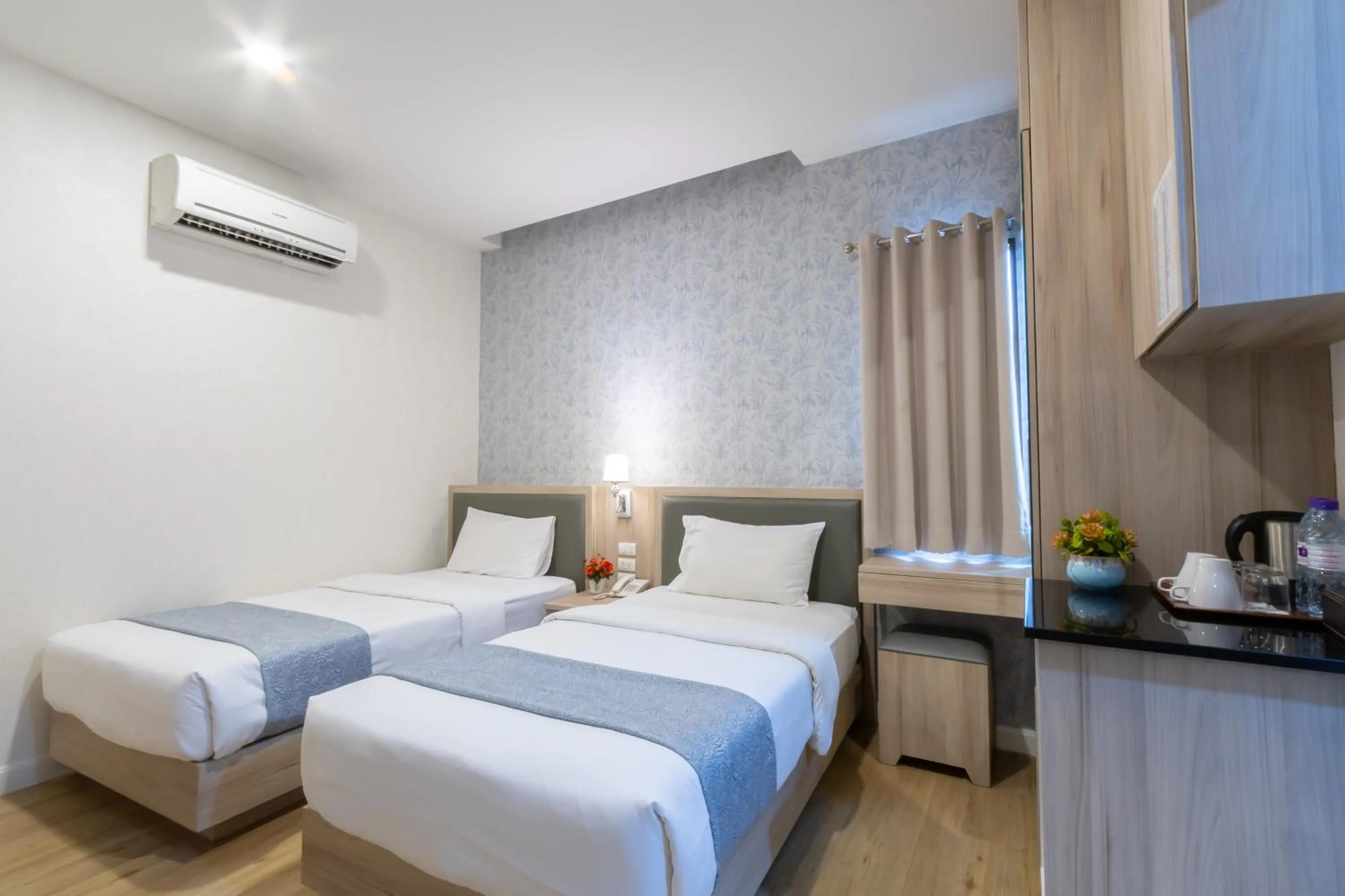 Bedroom, Bed in Leela Orchid Hotel