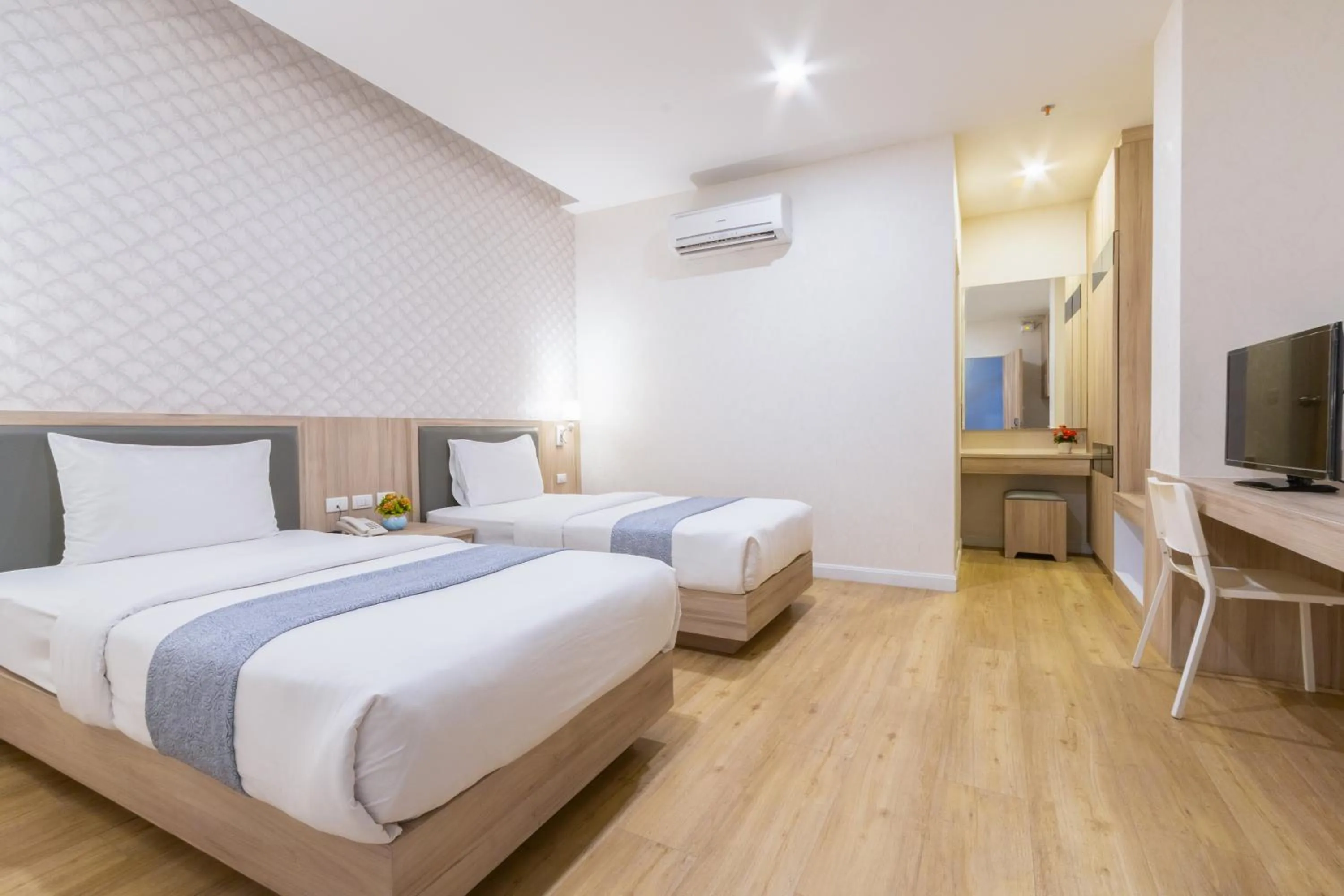 Bedroom, Bed in Leela Orchid Hotel