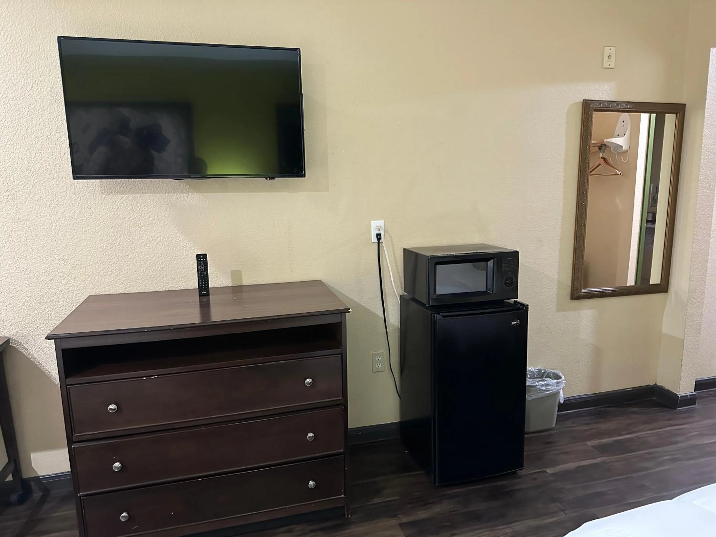 TV and multimedia in Super 8 by Wyndham Intercontinental Houston TX