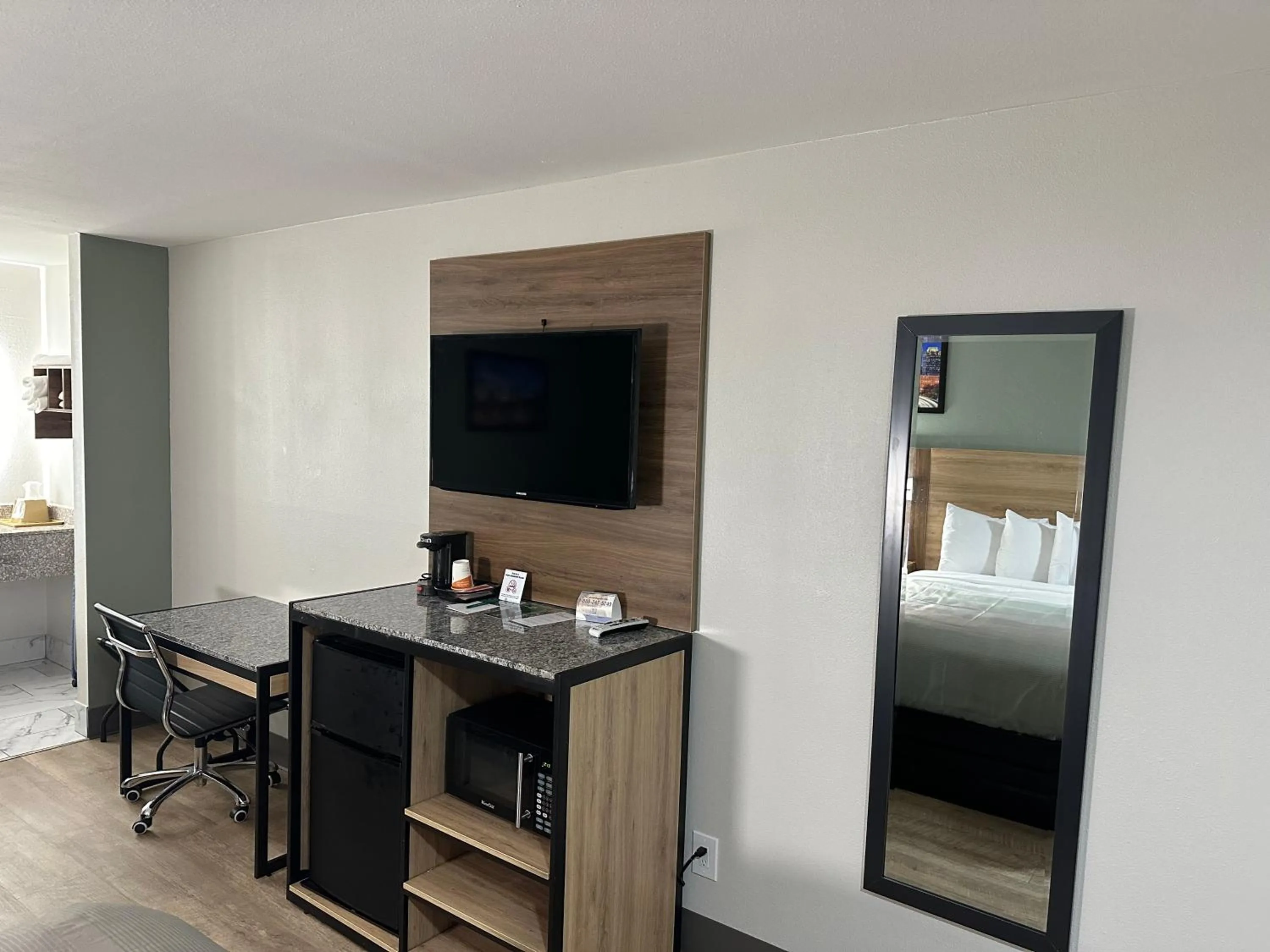 TV and multimedia, Bed in Quality Inn Monroe