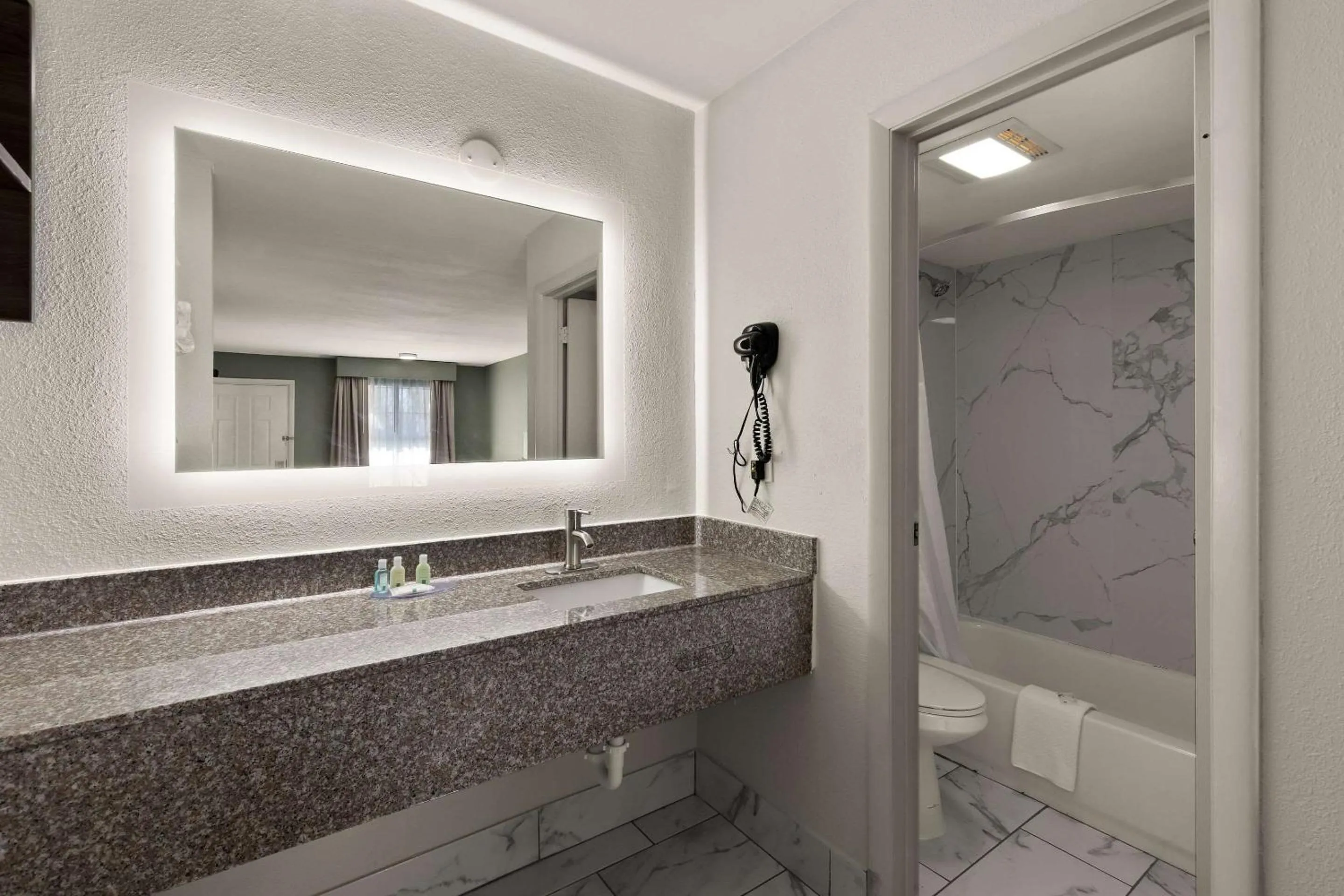 Bedroom in Quality Inn Monroe