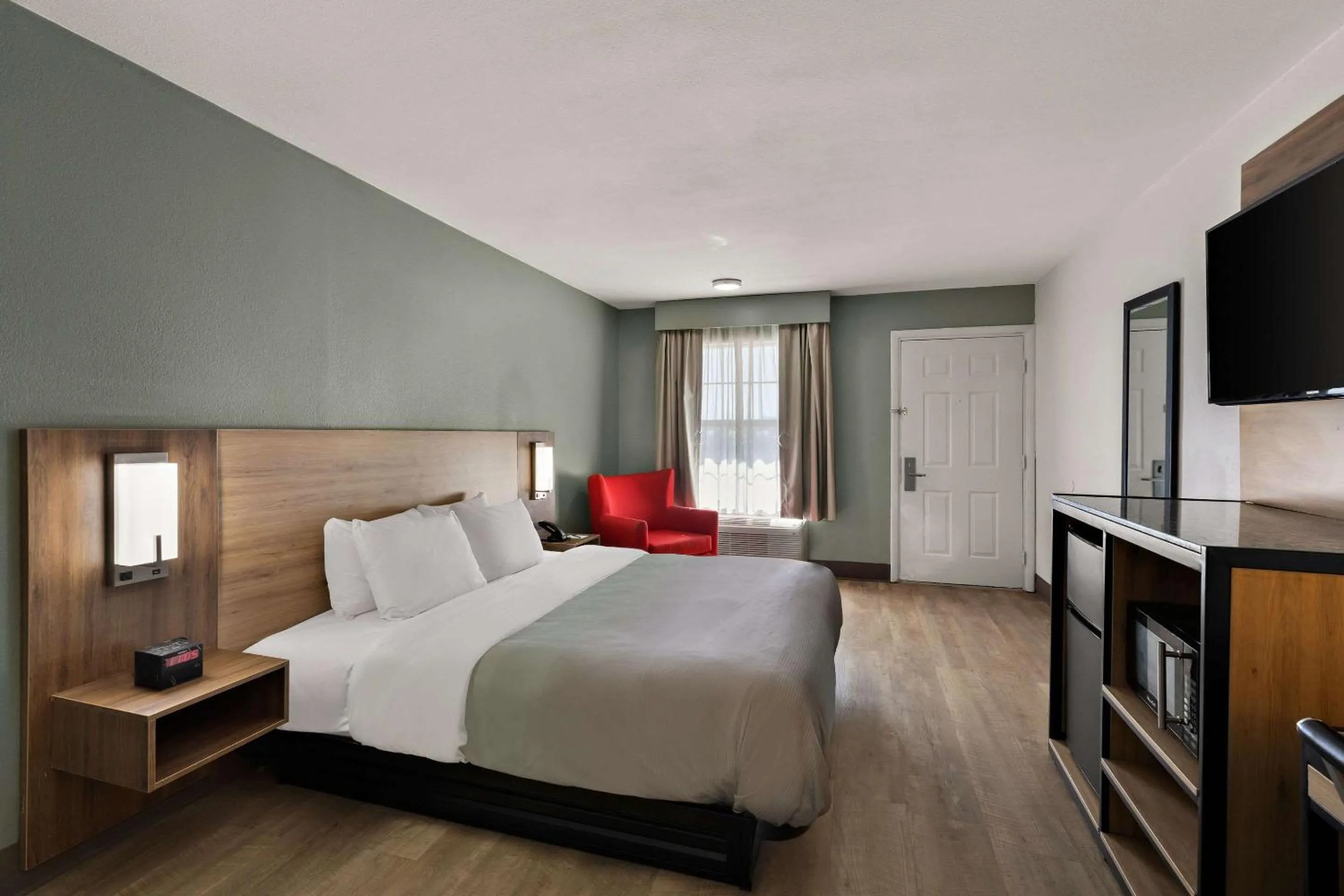 Bedroom, Bed in Quality Inn Monroe