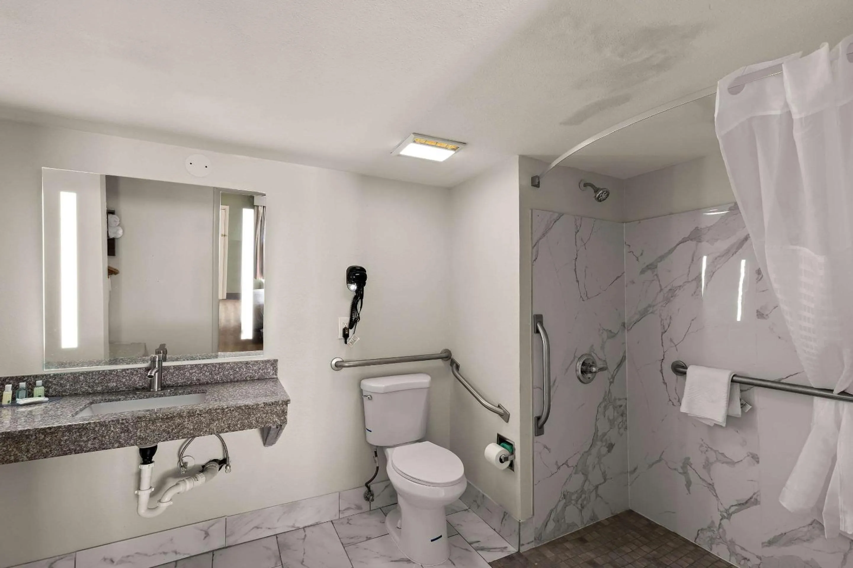 Bedroom in Quality Inn Monroe