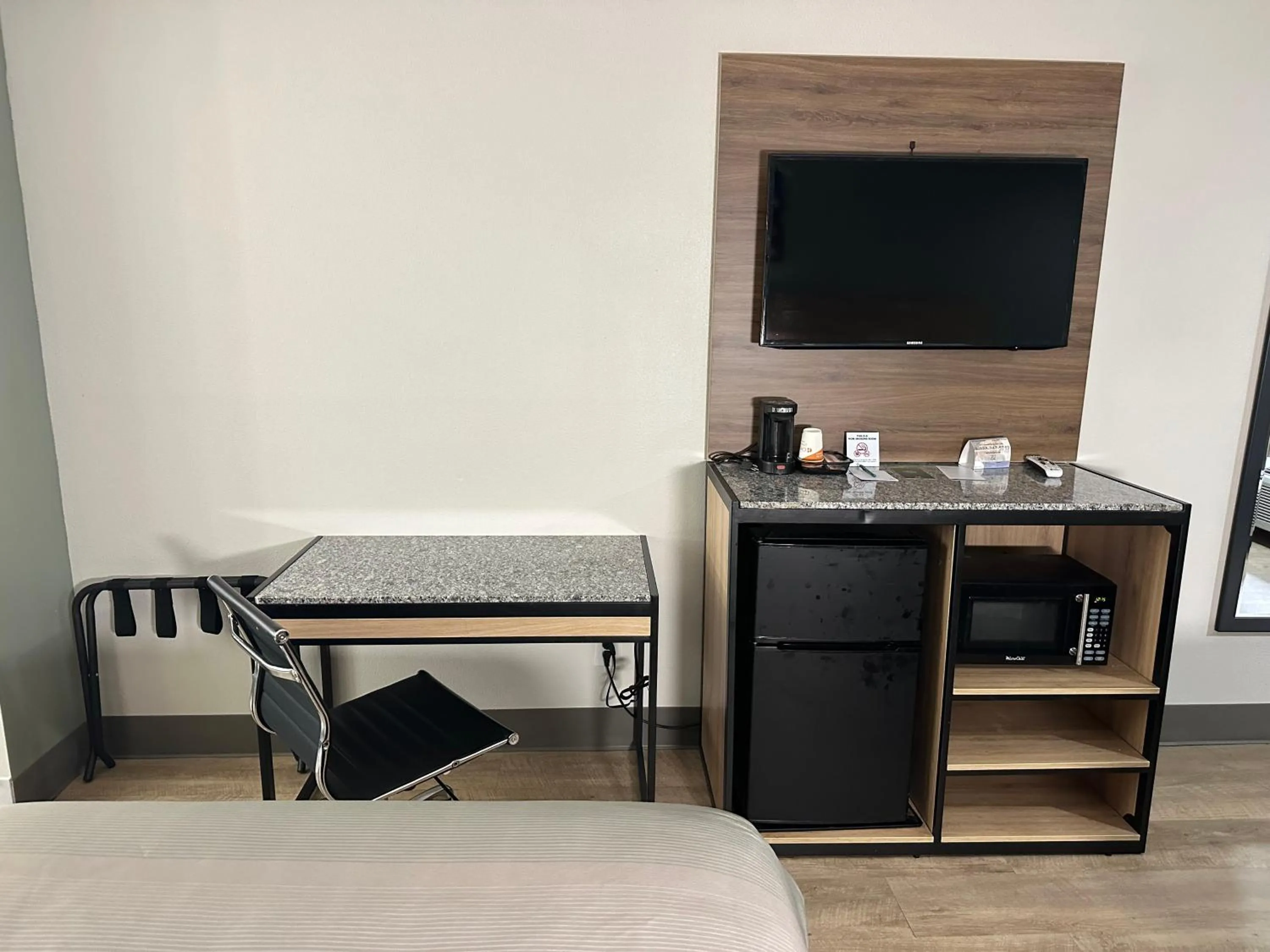 TV and multimedia, Bed in Quality Inn Monroe