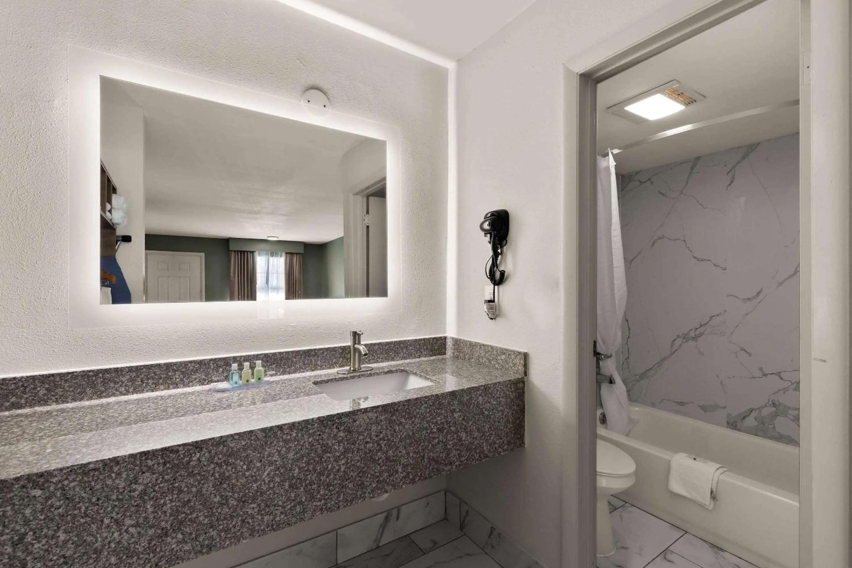 Bedroom in Quality Inn Monroe