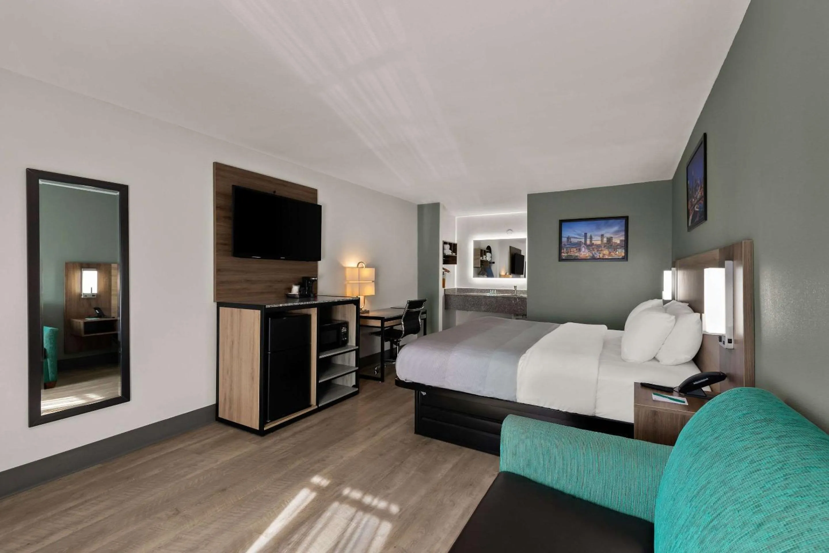 Bedroom, Bed in Quality Inn Monroe