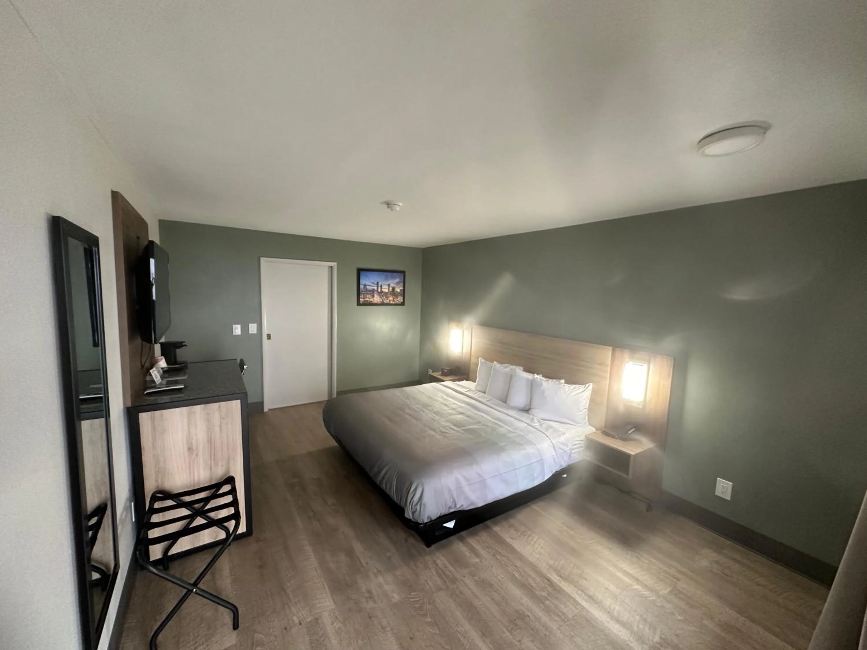 Bedroom, Bed in Quality Inn Monroe