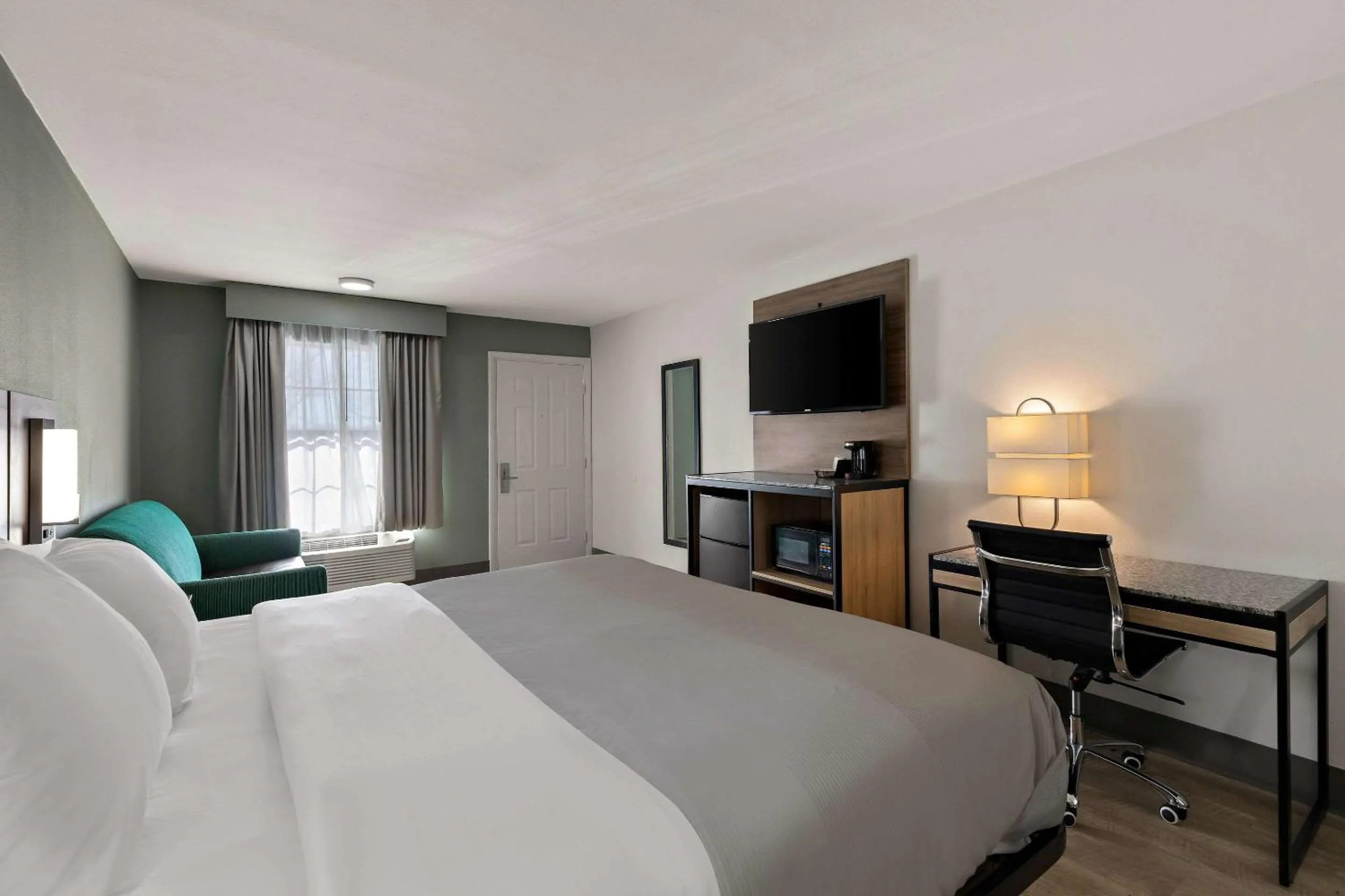 Bedroom, Bed in Quality Inn Monroe