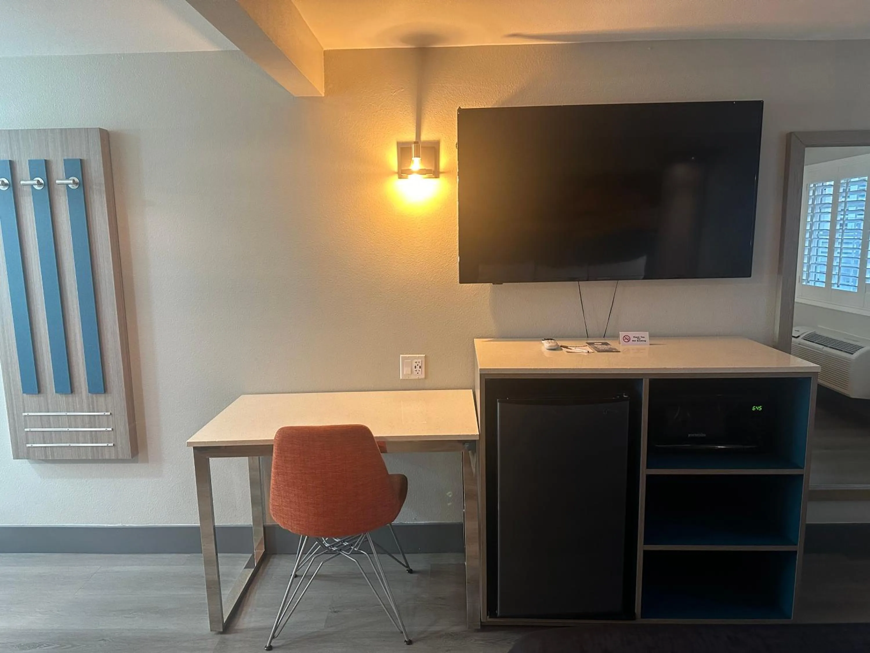 TV and multimedia in Super 8 by Wyndham Oceanside Downtown