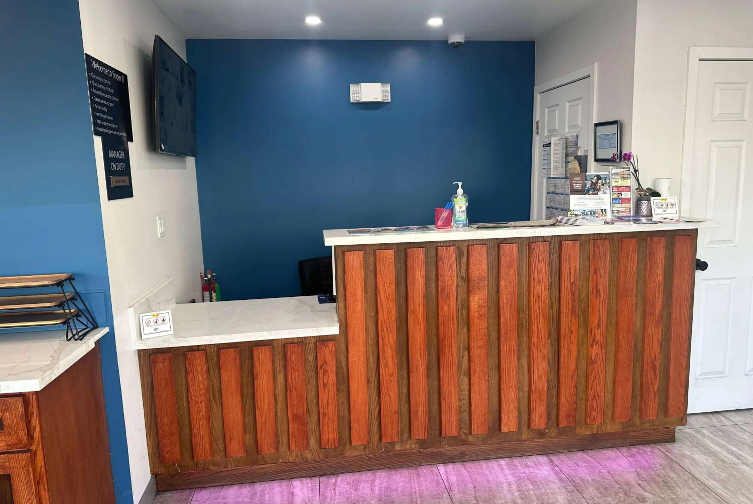 Lobby or reception in Super 8 by Wyndham Oceanside Downtown