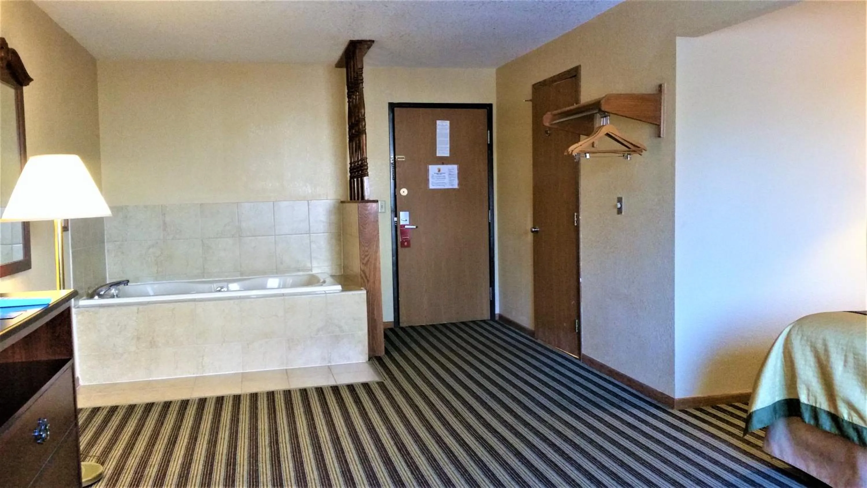 Hot Tub, Bed in Super 8 by Wyndham Iowa Falls