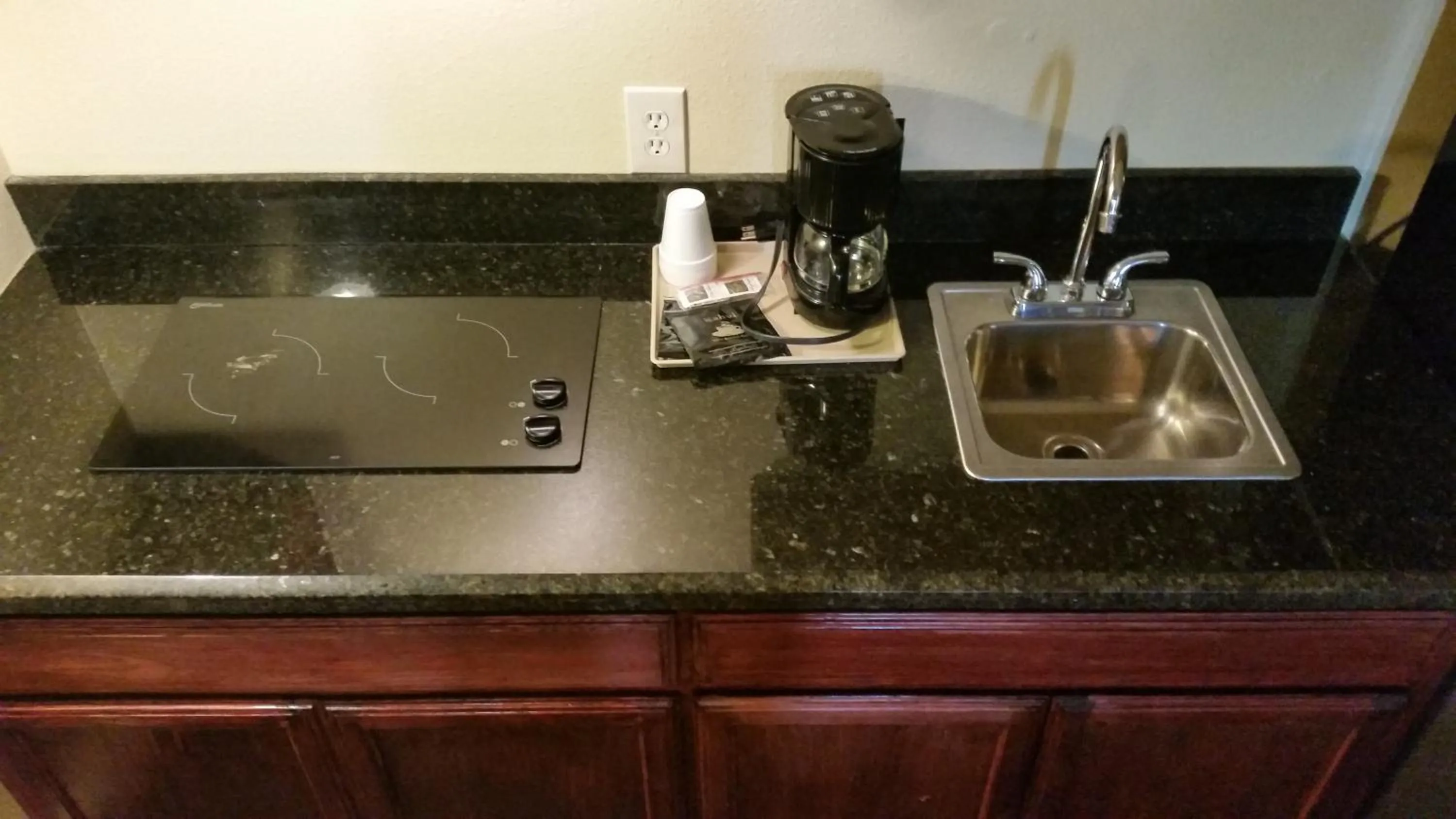 Coffee/tea facilities in Blue Bay Inn and Suites