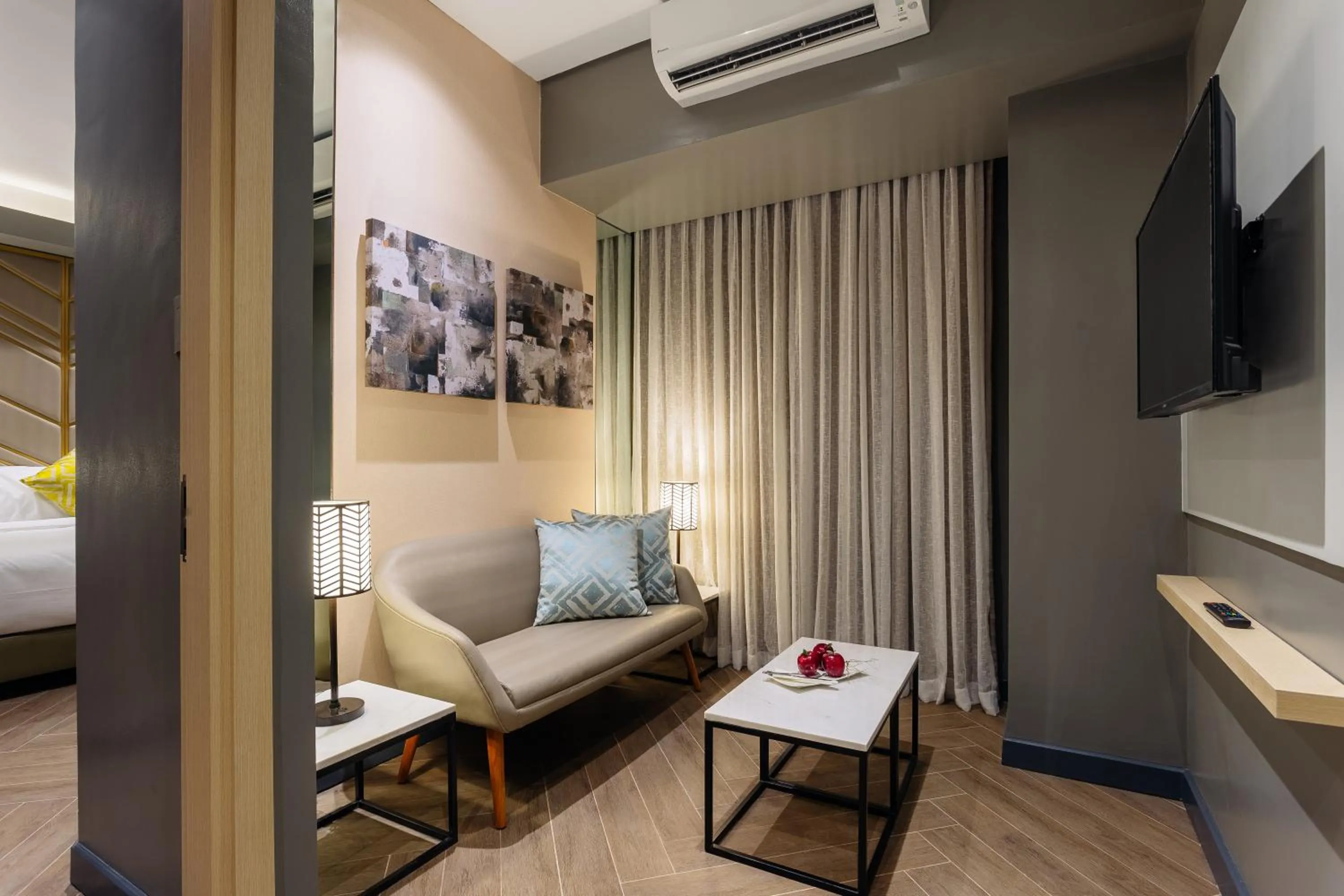 Living room, Bed in Summit Hotel Greenhills