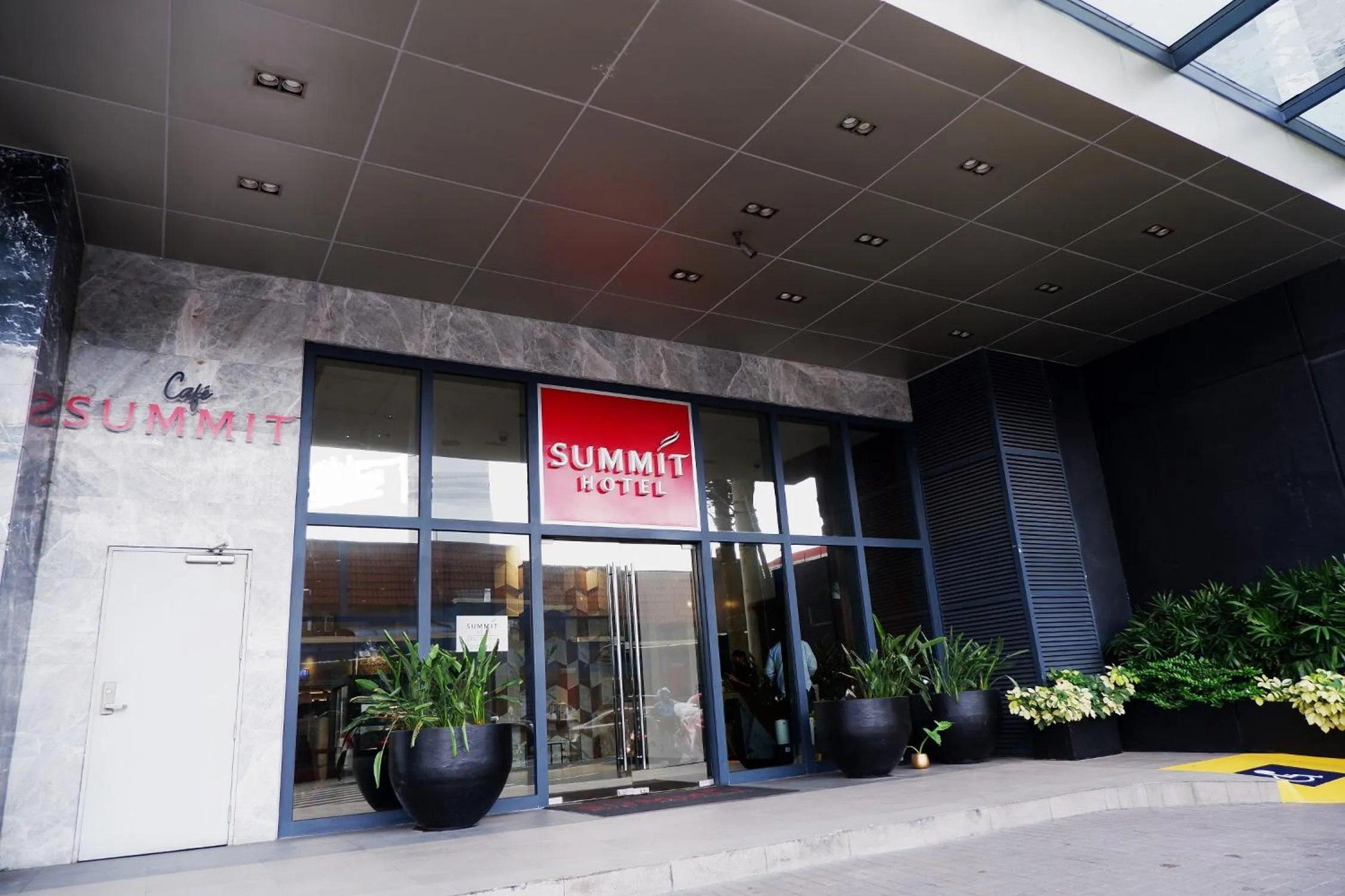 Facade/entrance in Summit Hotel Greenhills
